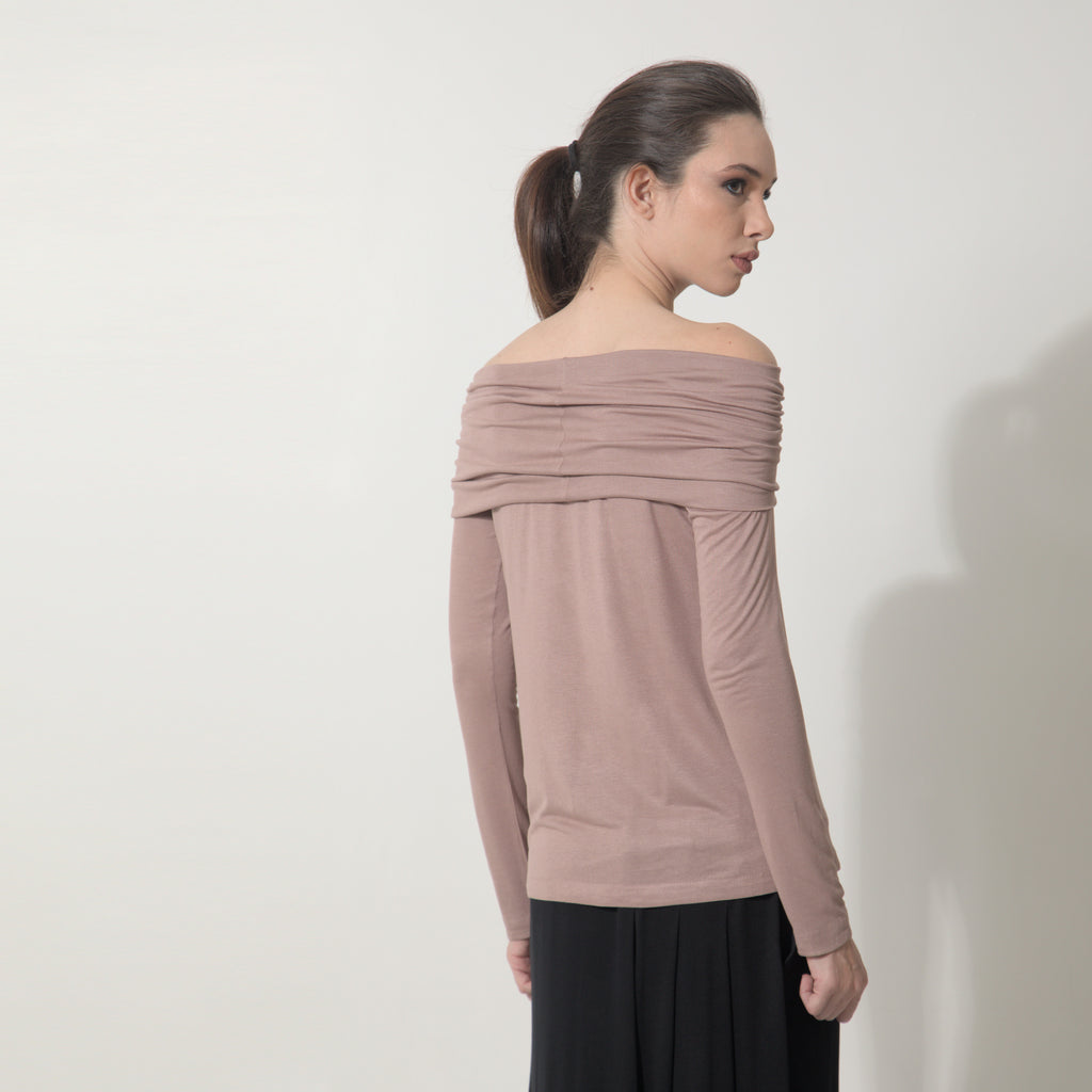 Isadora - Blusa decote ombro a ombro e manga comprida na cor mocha mousse