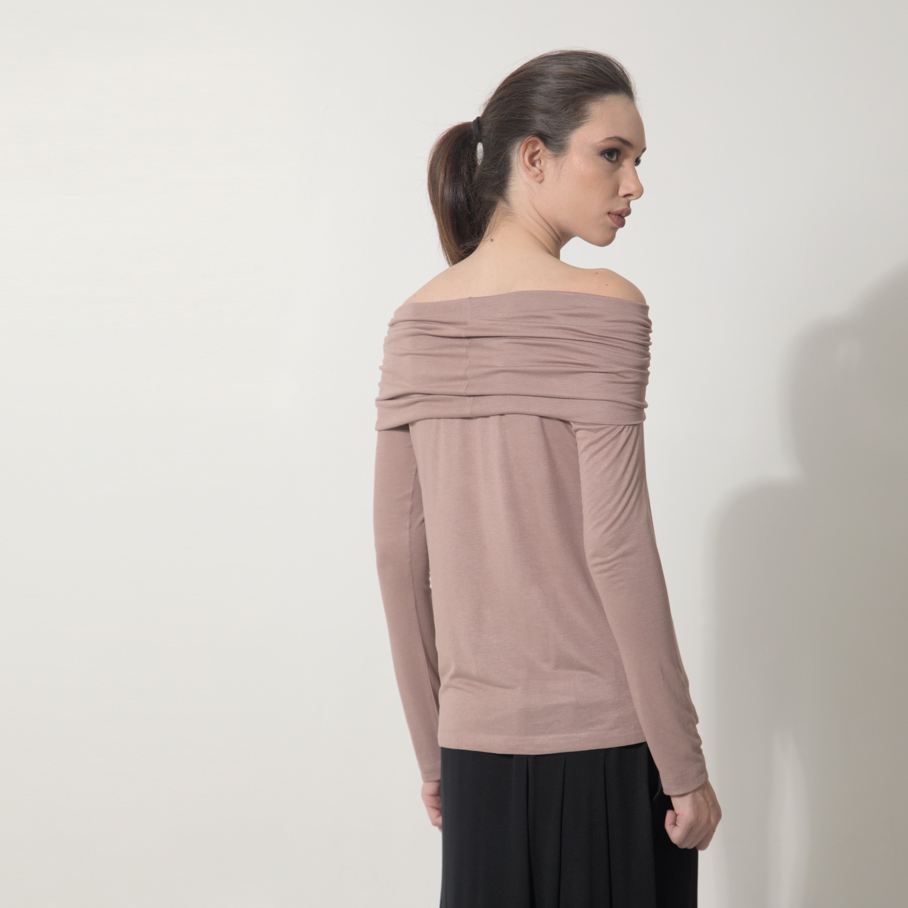 Isadora - Blusa decote ombro a ombro e manga comprida na cor mocha mousse