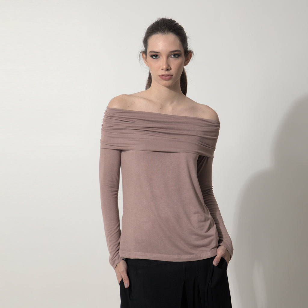 Isadora - Blusa decote ombro a ombro e manga comprida na cor mocha mousse
