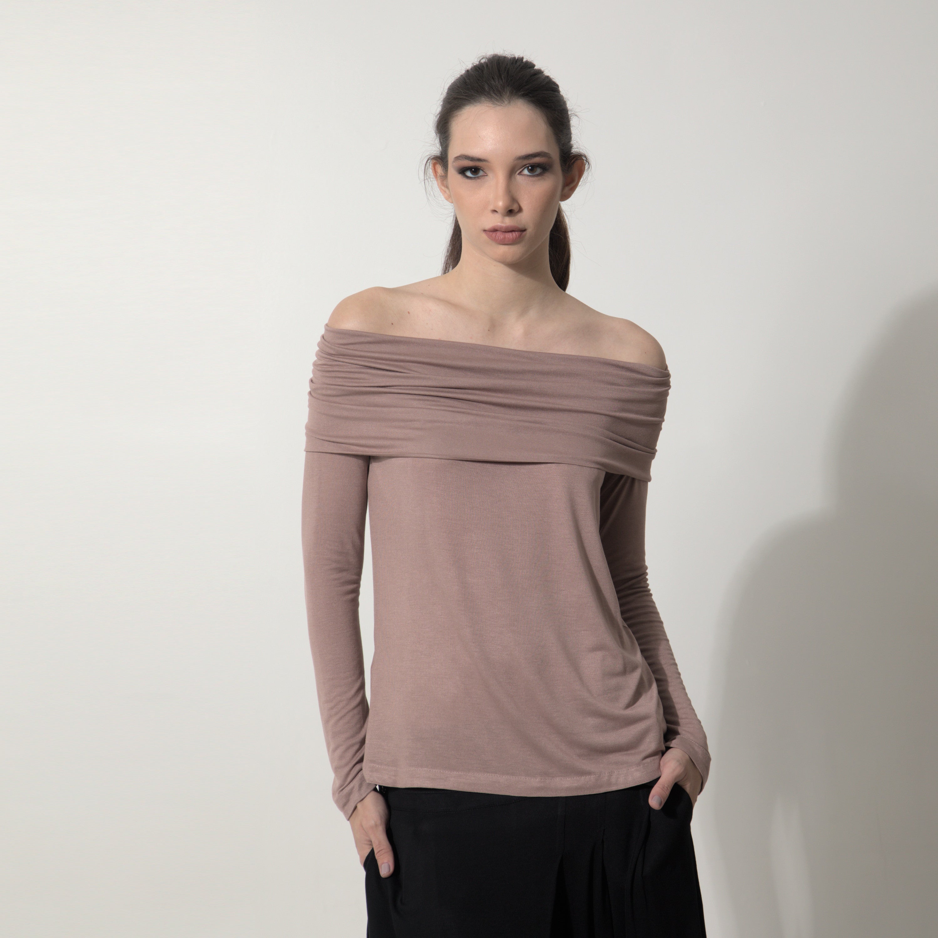 Isadora - Blusa decote ombro a ombro e manga comprida na cor mocha mousse