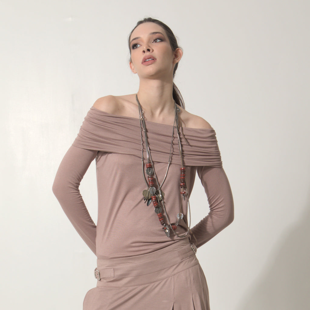 Isadora - Blusa decote ombro a ombro e manga comprida na cor mocha mousse