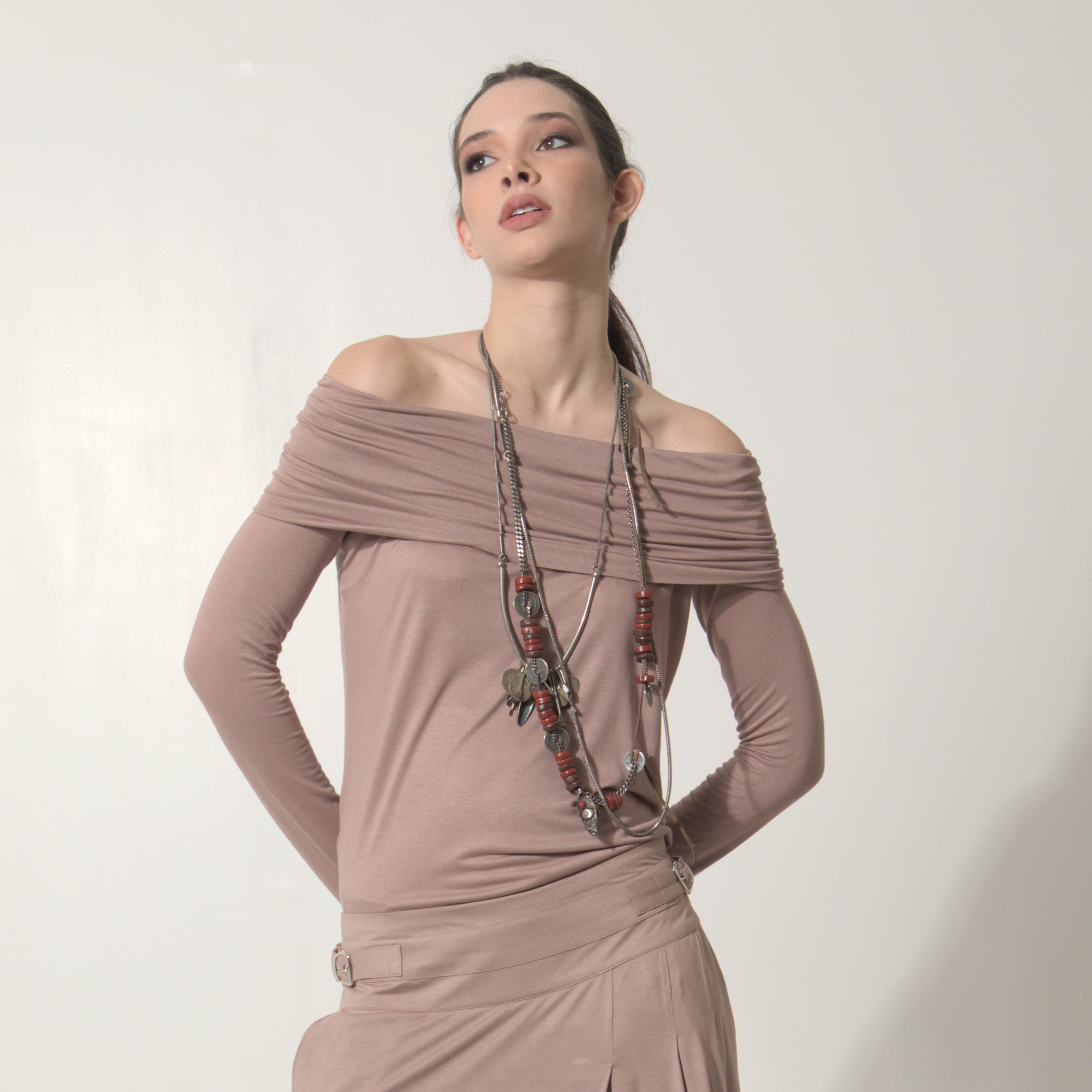Isadora - Blusa decote ombro a ombro e manga comprida na cor mocha mousse