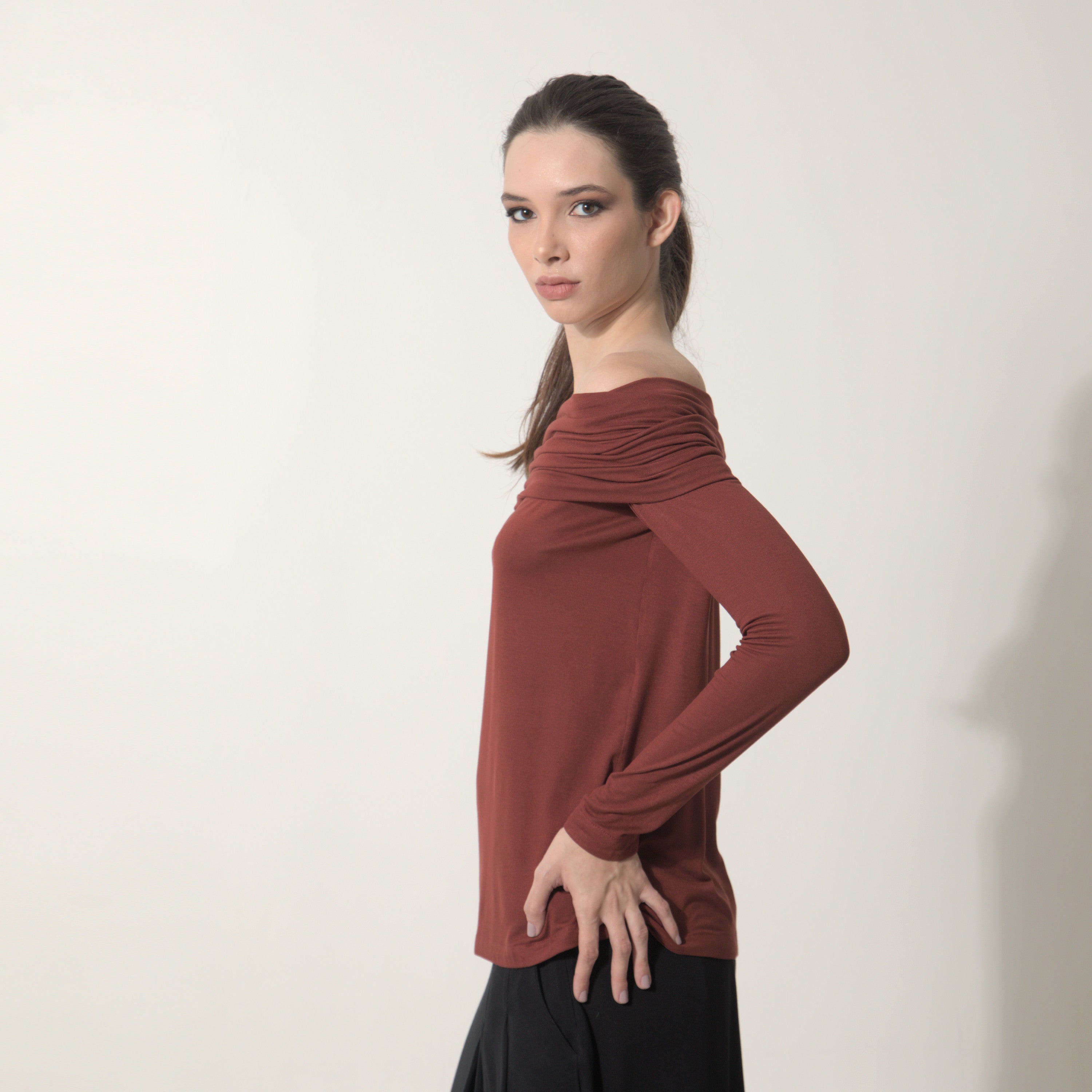 Isadora - Blusa decote ombro a ombro e manga comprida na cor cabernet