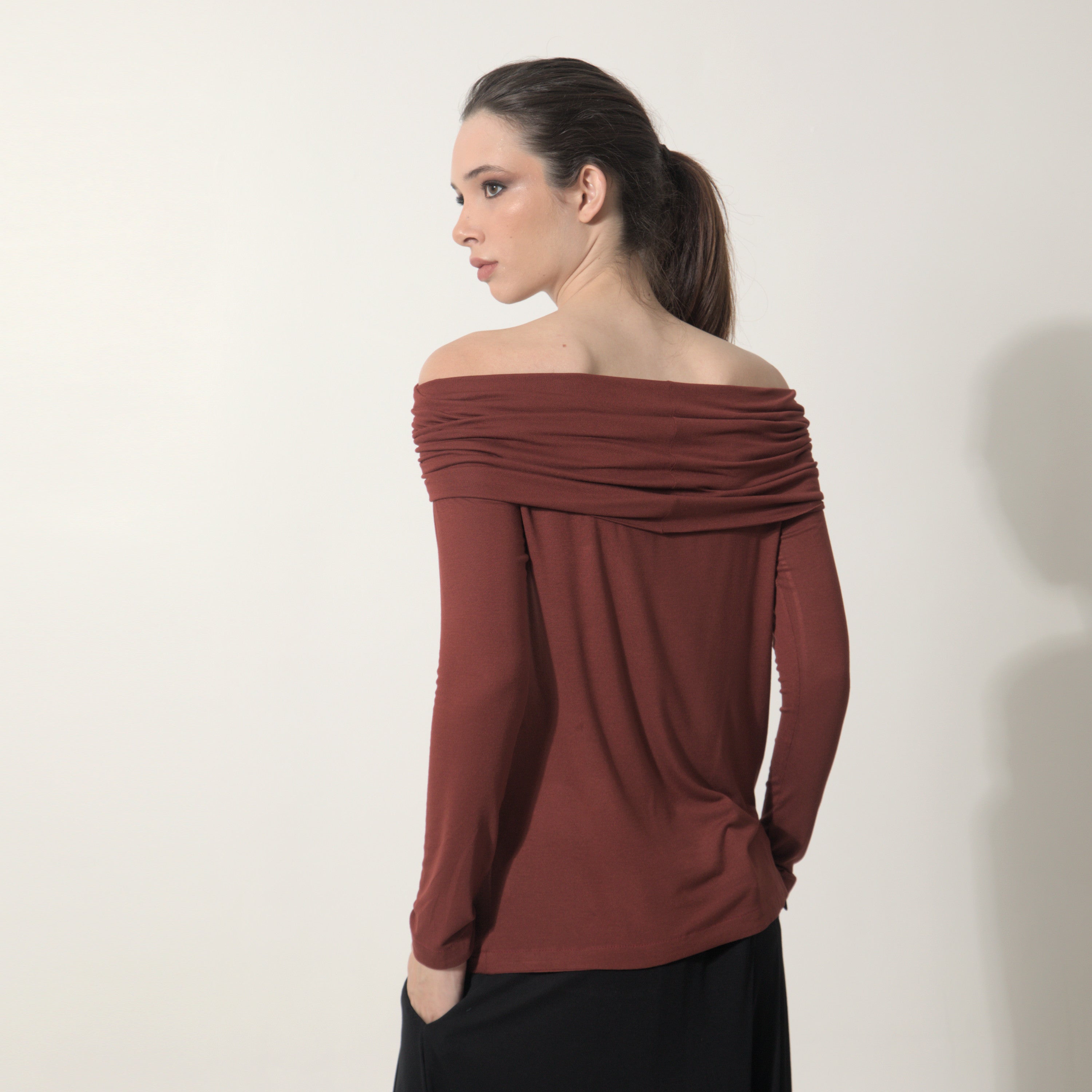 Isadora - Blusa decote ombro a ombro e manga comprida na cor cabernet