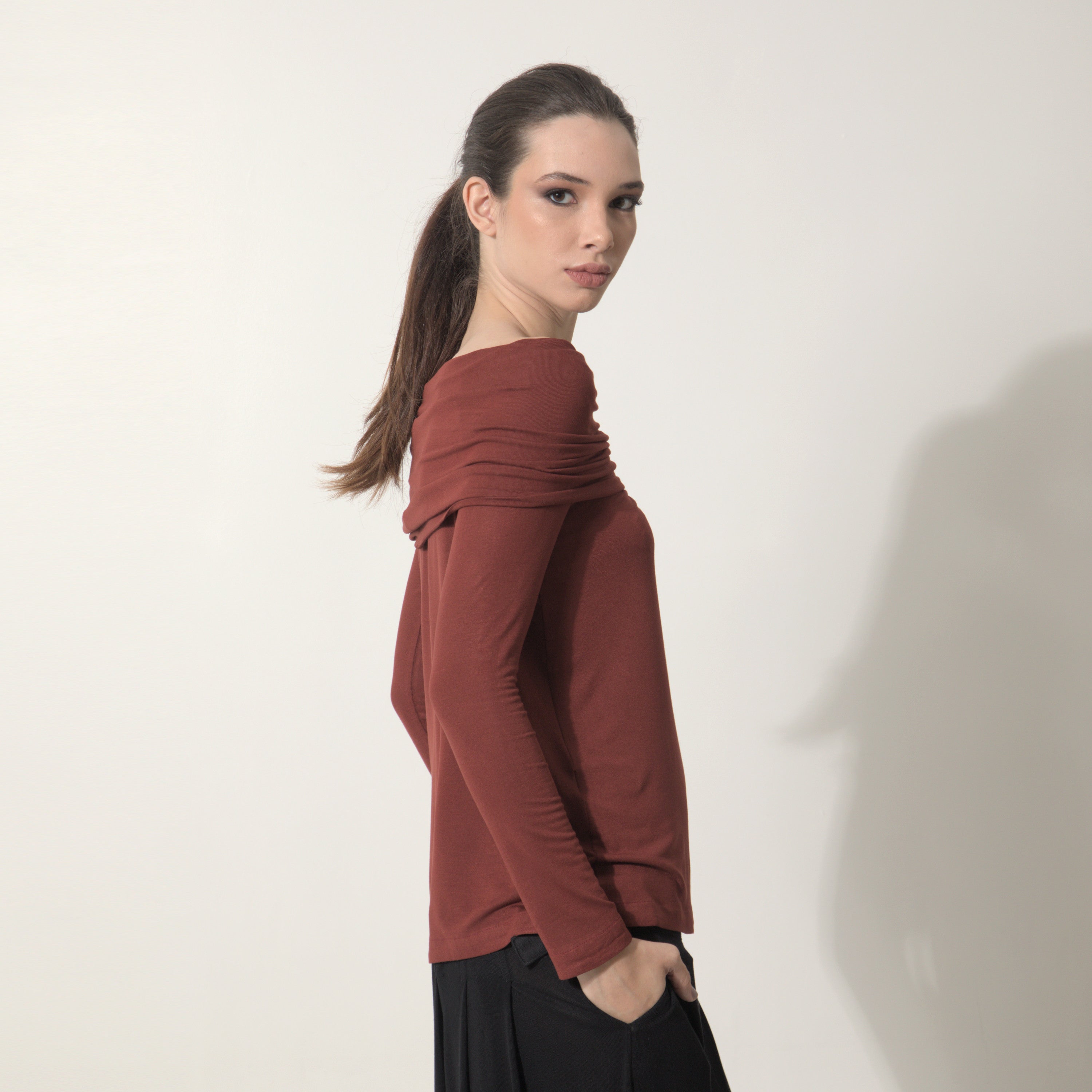 Isadora - Blusa decote ombro a ombro e manga comprida na cor cabernet
