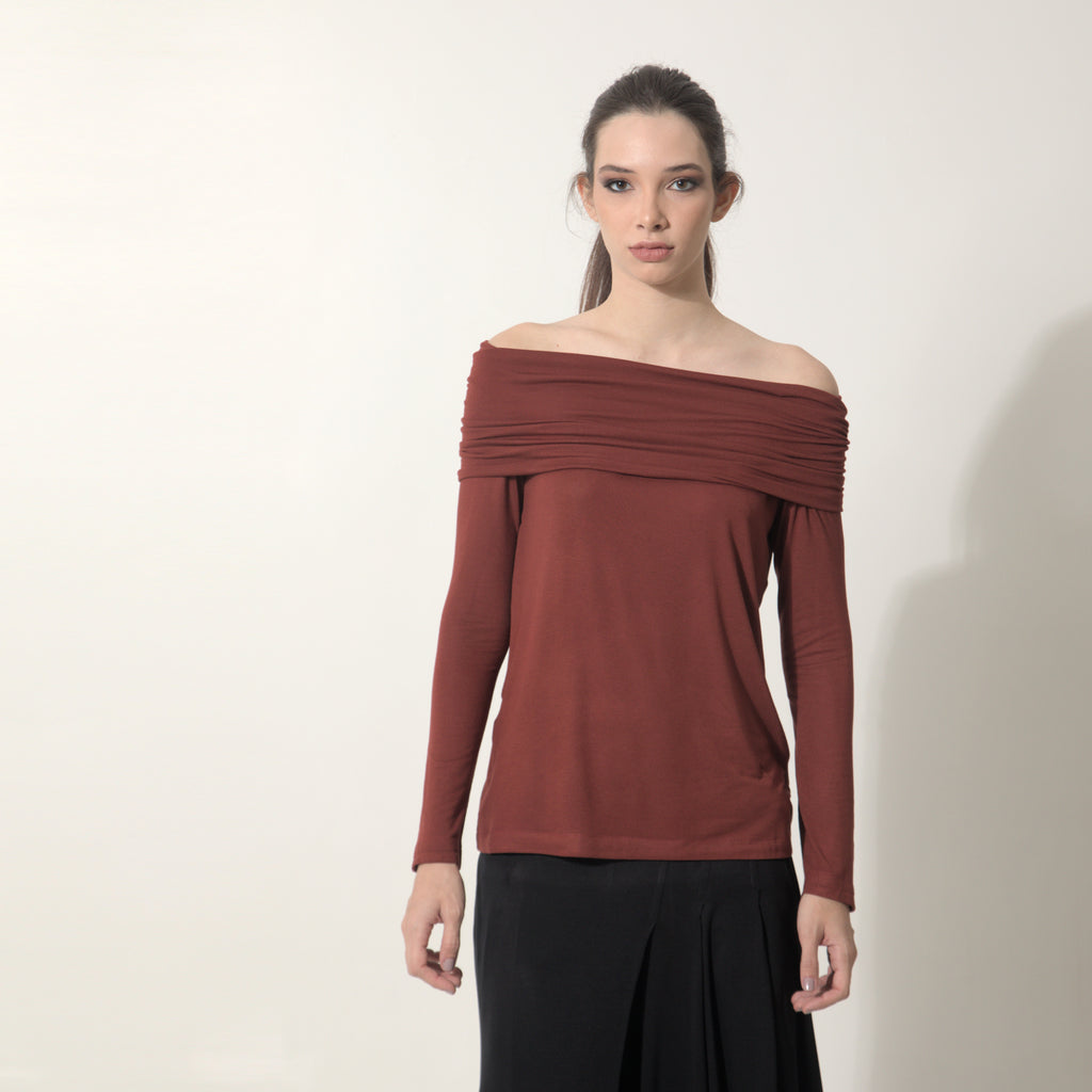 Isadora - Blusa decote ombro a ombro e manga comprida na cor cabernet