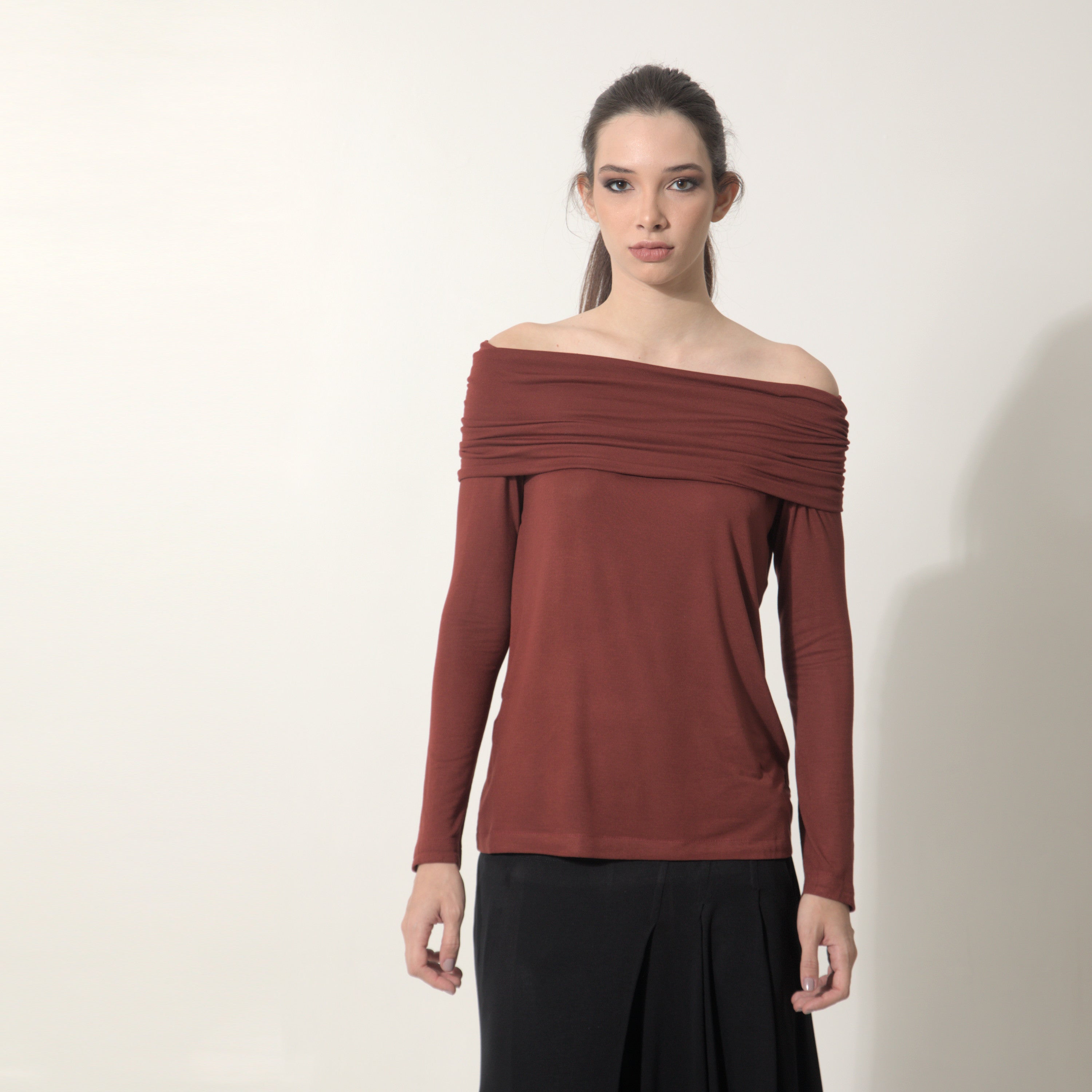 Isadora - Blusa decote ombro a ombro e manga comprida na cor cabernet