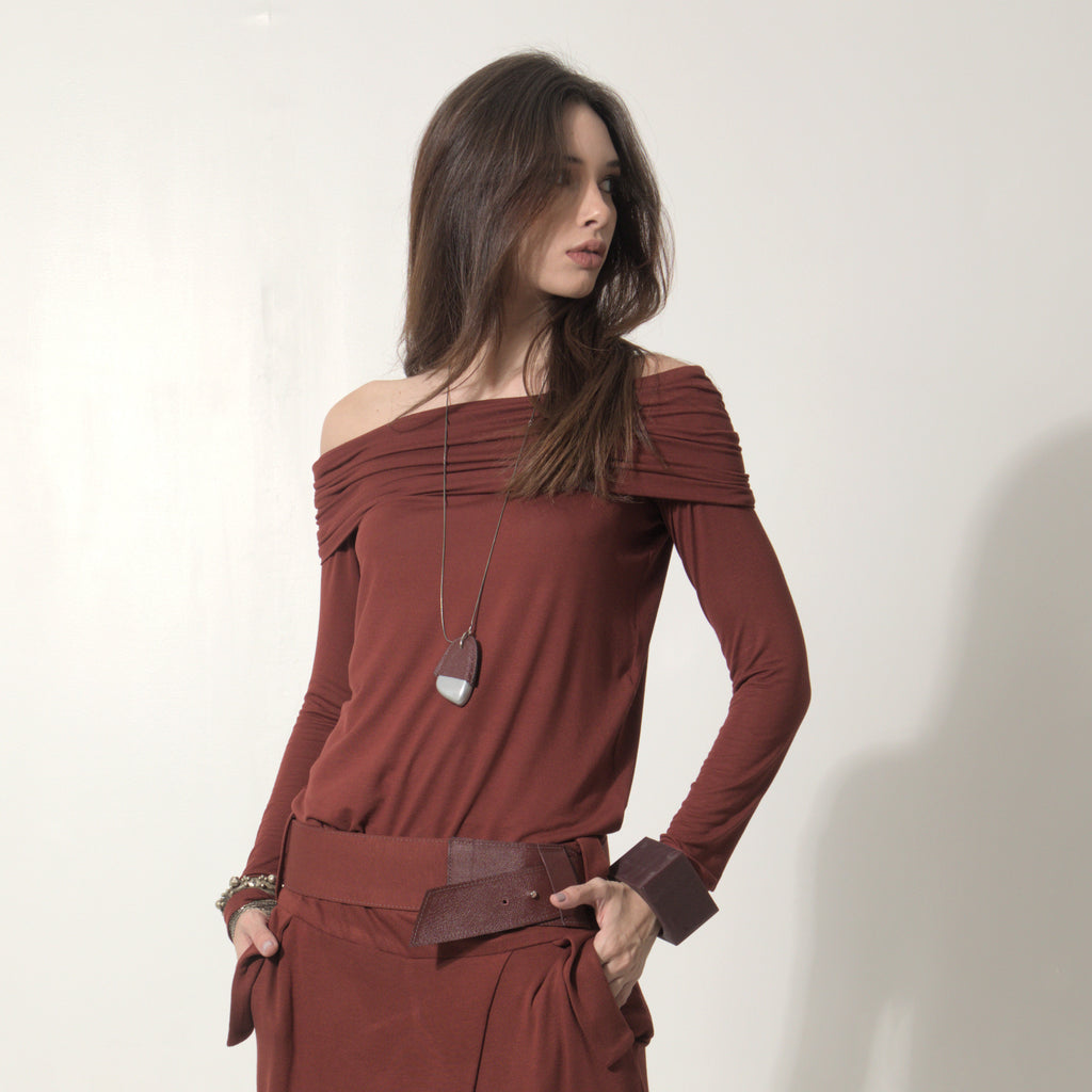 Isadora - Blusa decote ombro a ombro e manga comprida na cor cabernet