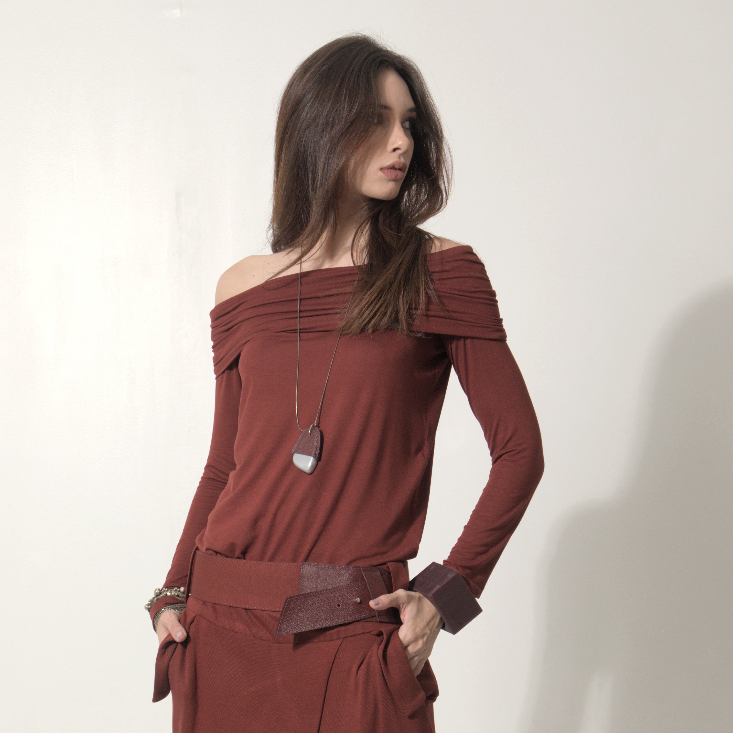 Isadora - Blusa decote ombro a ombro e manga comprida na cor cabernet