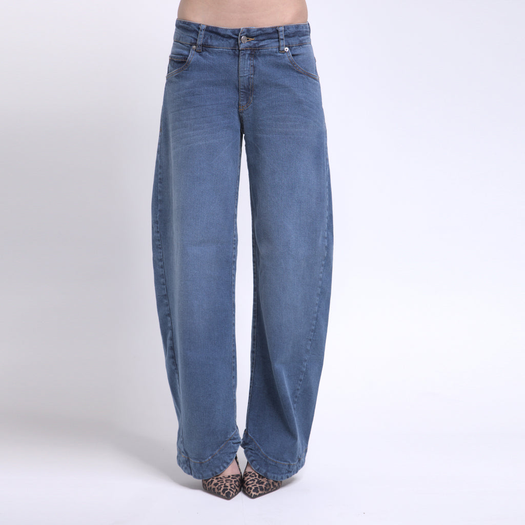 Lara - Calça jeans barrel cut #melhorjeansquejausei