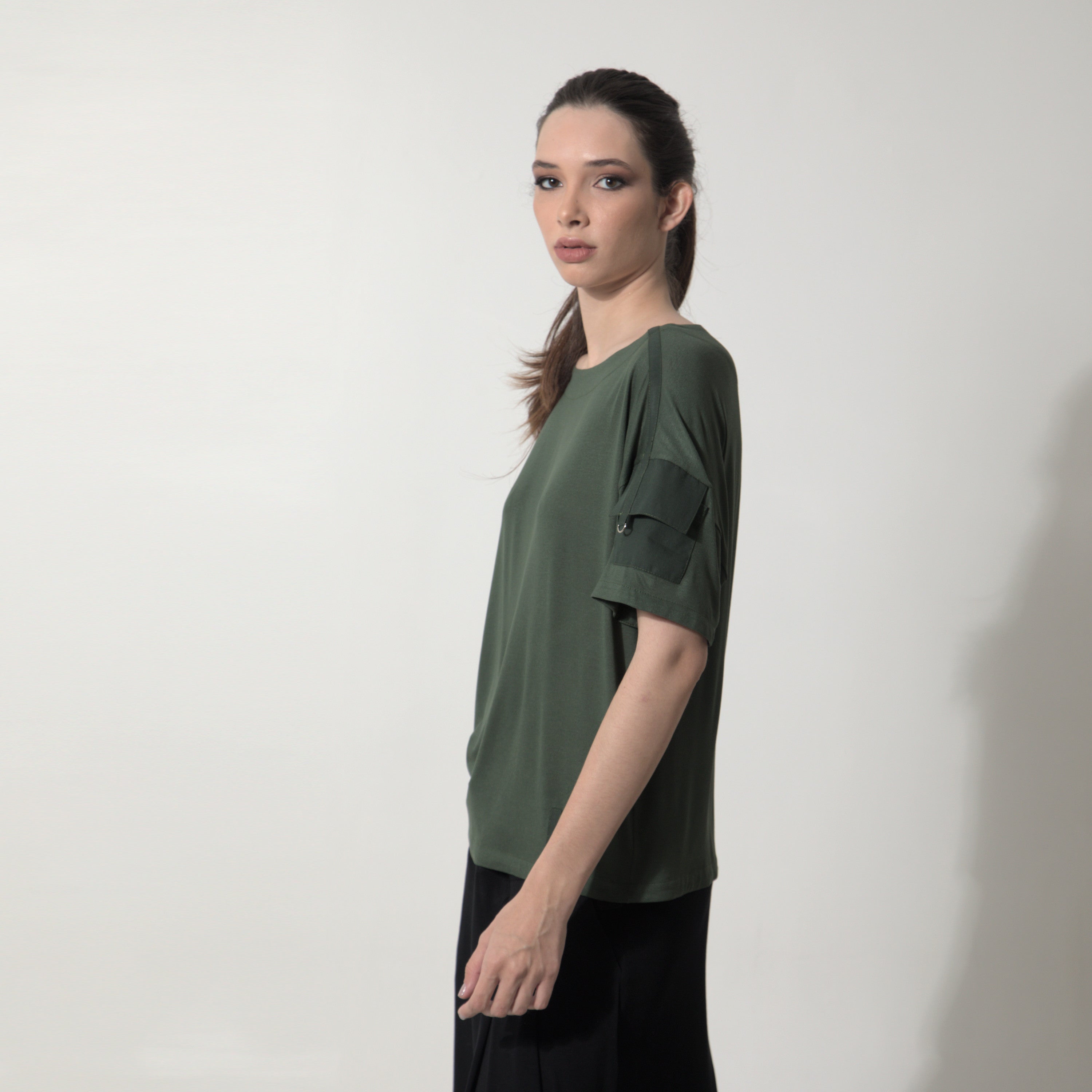 Kate - Blusa em malha com bolsinho na manga