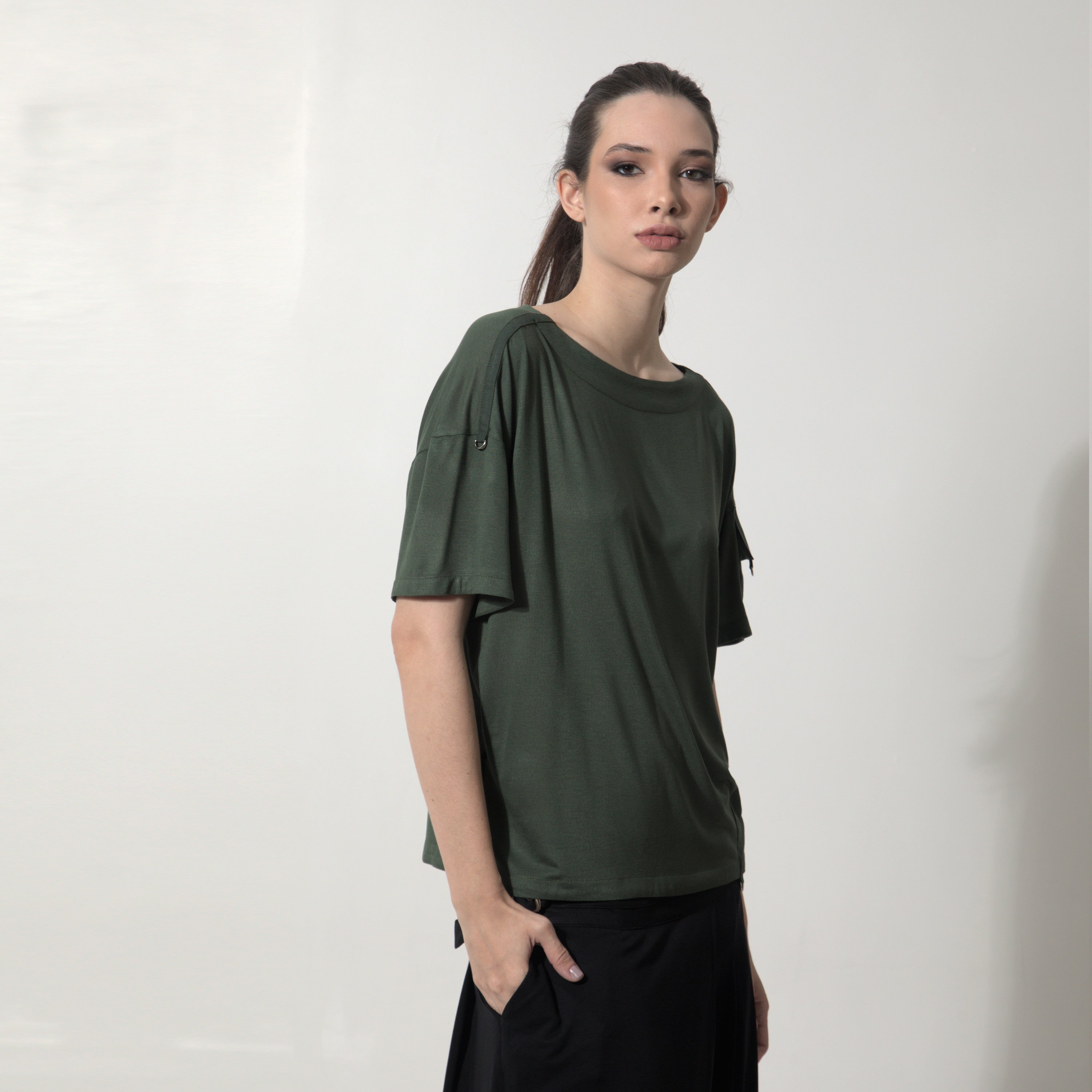 Kate - Blusa em malha com bolsinho na manga
