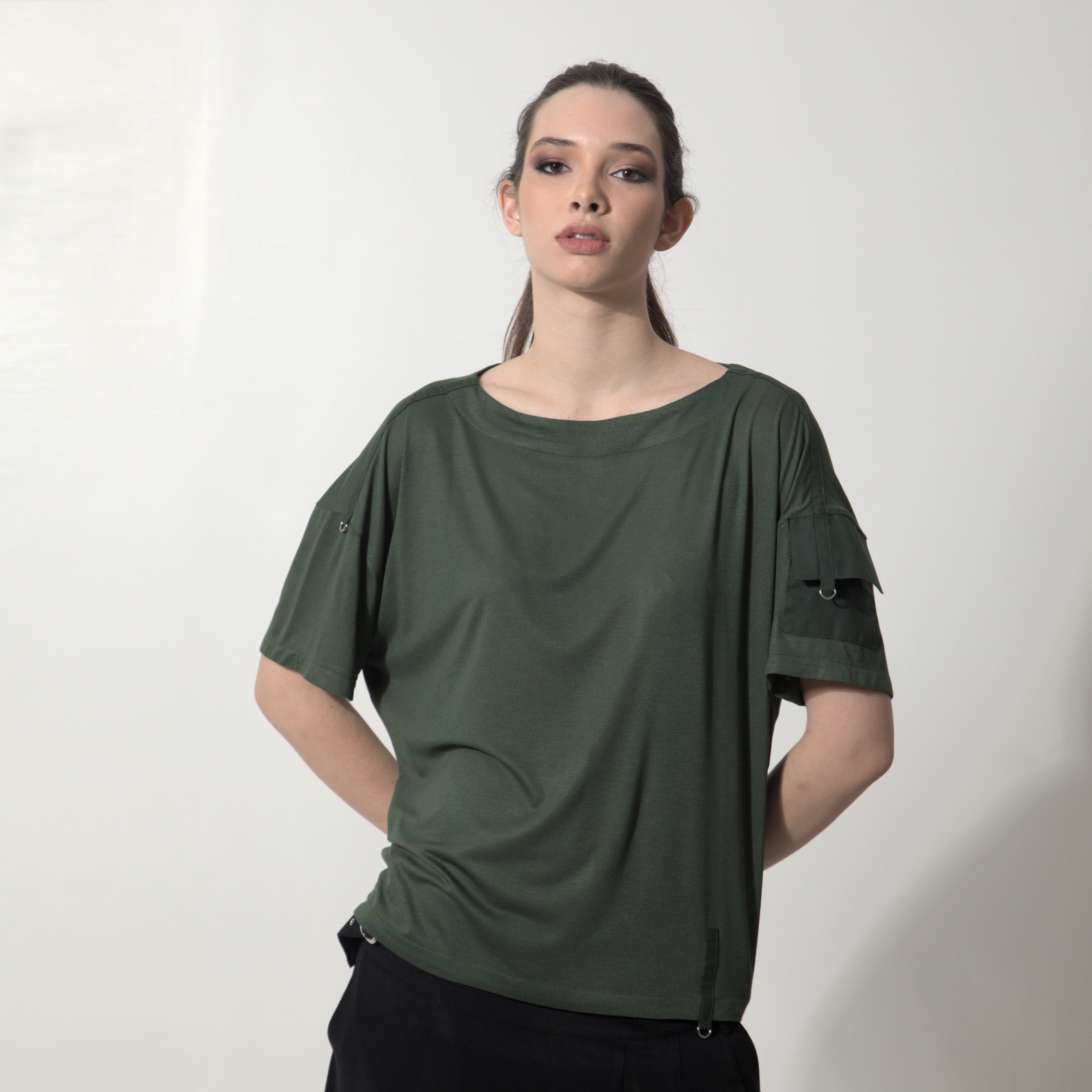 Kate - Blusa em malha com bolsinho na manga
