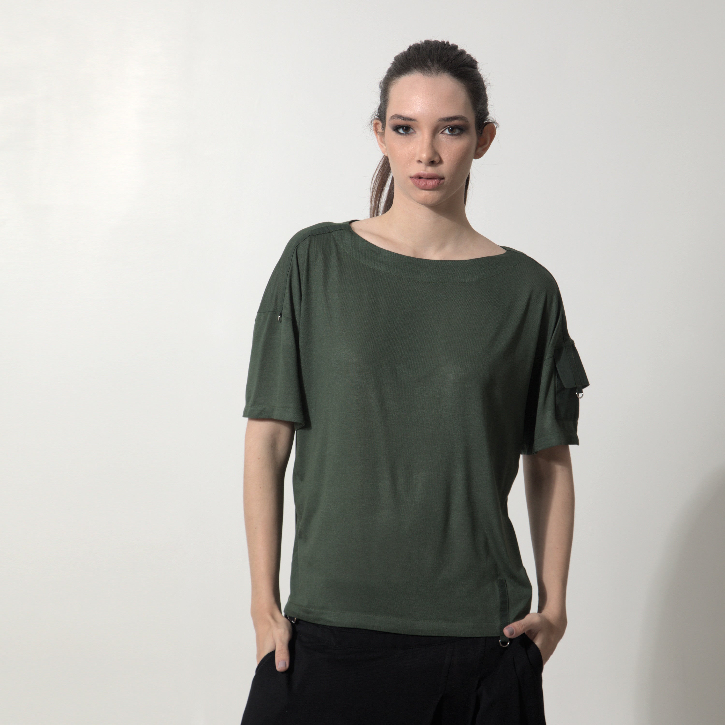 Kate - Blusa em malha com bolsinho na manga