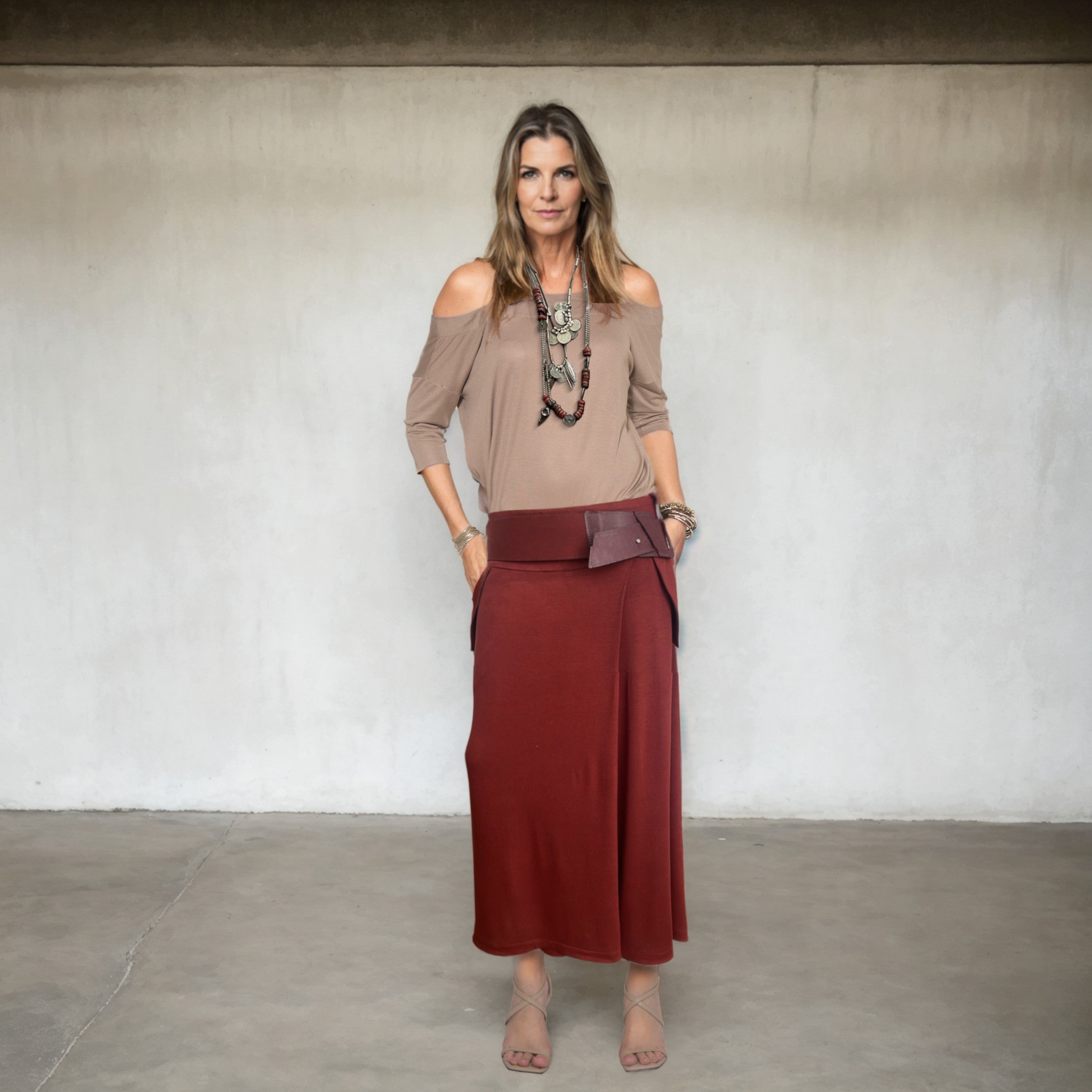 Cleo - Saia-calça de malha com cinto na cor cabernet