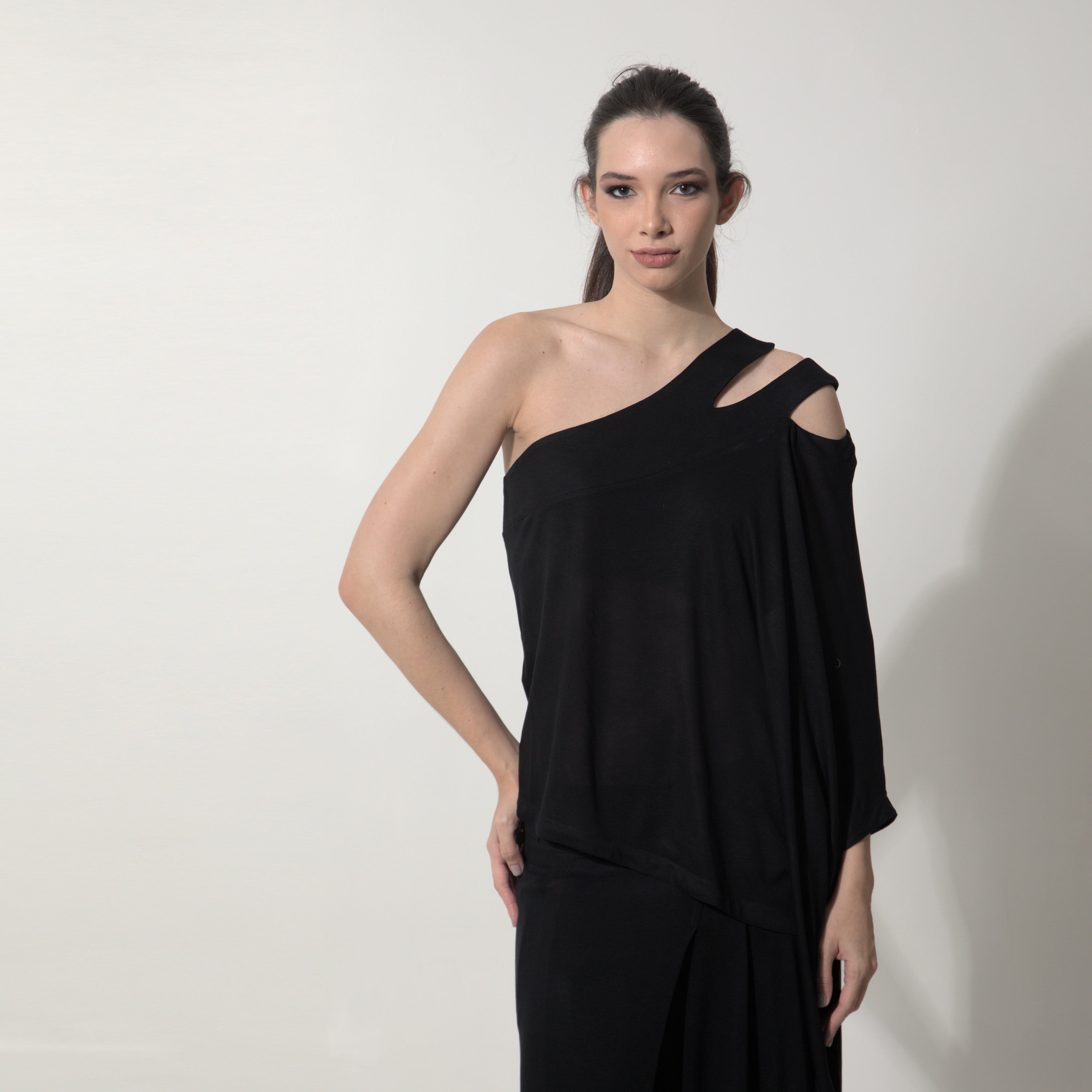 Margot - Blusa assimétrica em malha na cor preta
