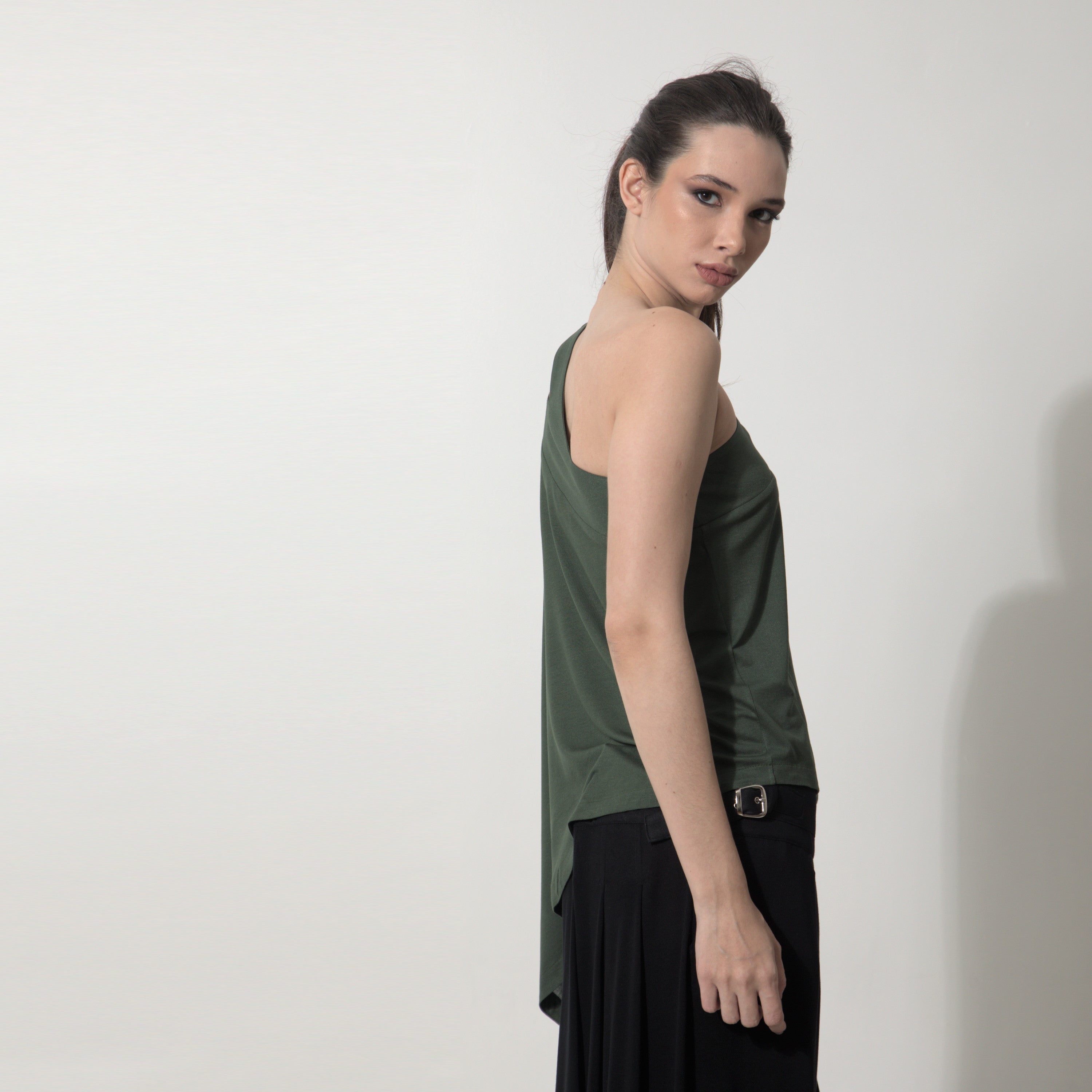 Margot - Blusa assimétrica em malha na cor verde alcaparra