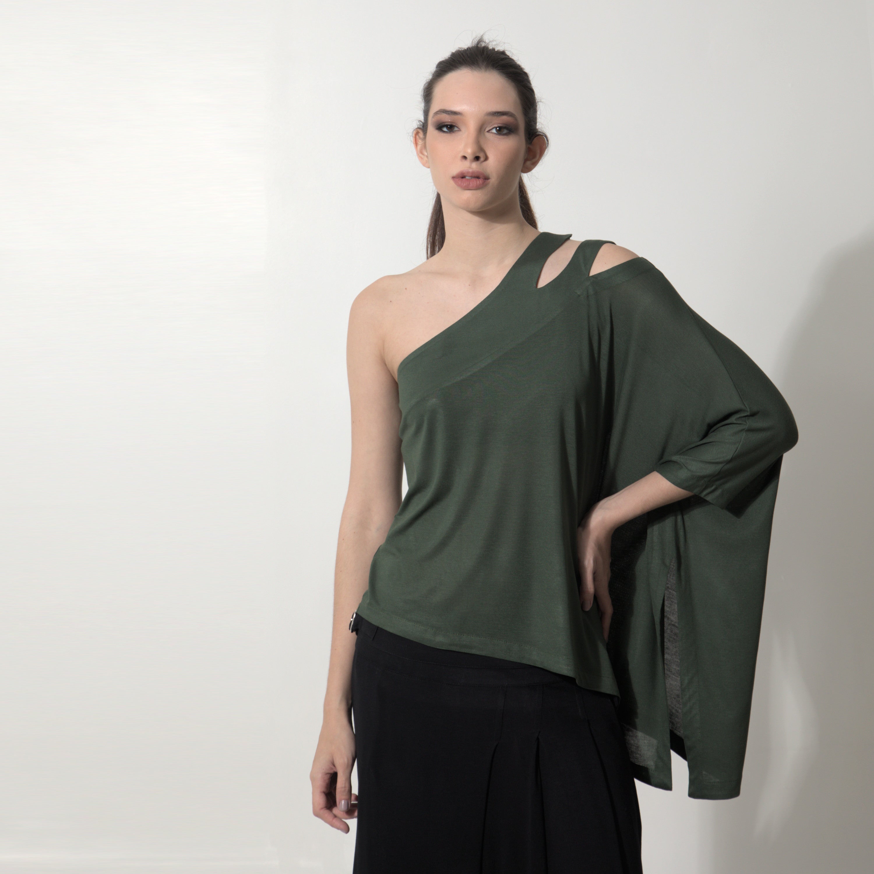 Margot - Blusa assimétrica em malha na cor verde alcaparra