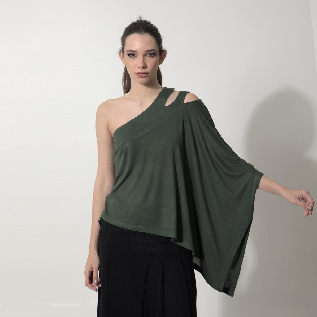 Margot - Blusa assimétrica em malha na cor verde alcaparra