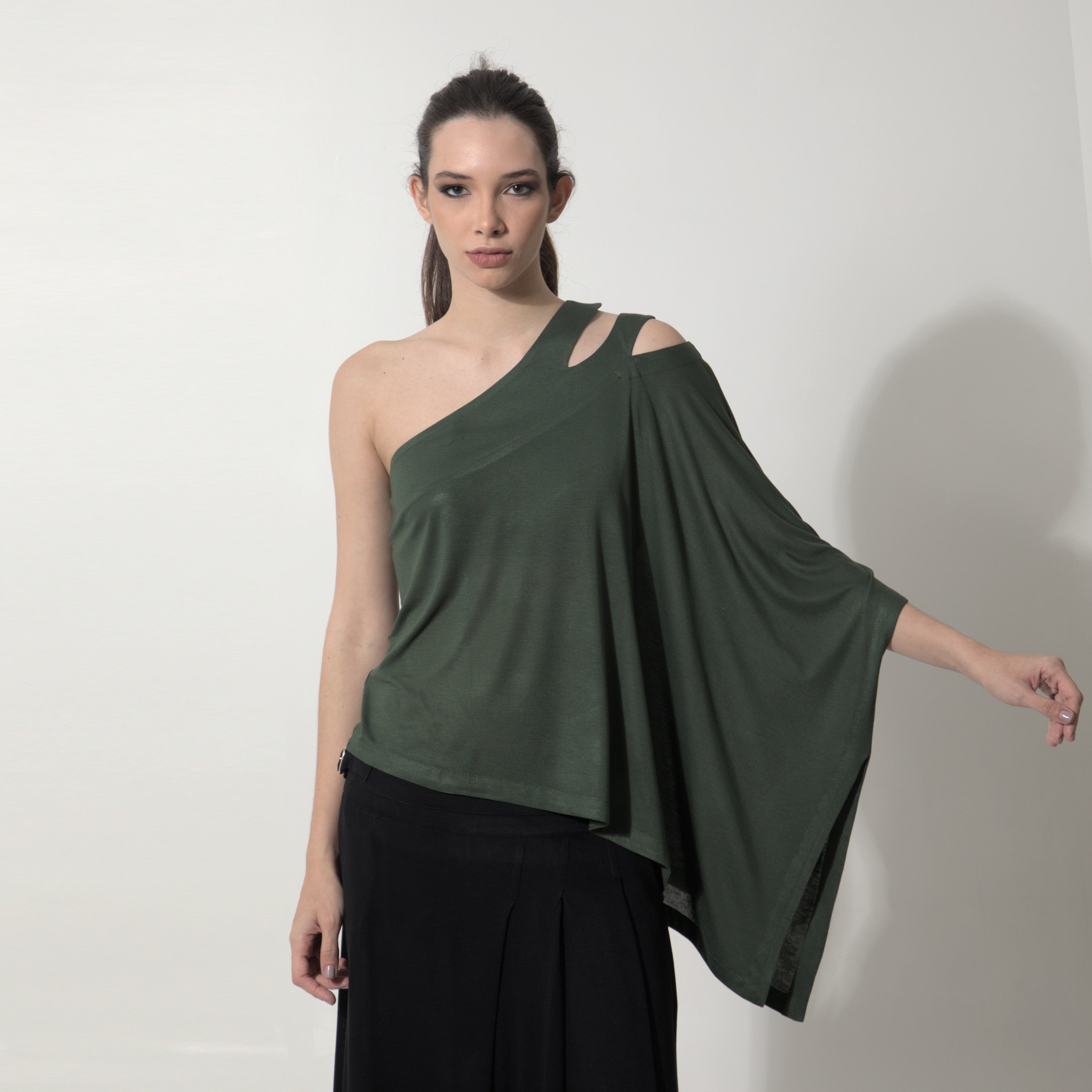 Margot - Blusa assimétrica em malha na cor verde alcaparra