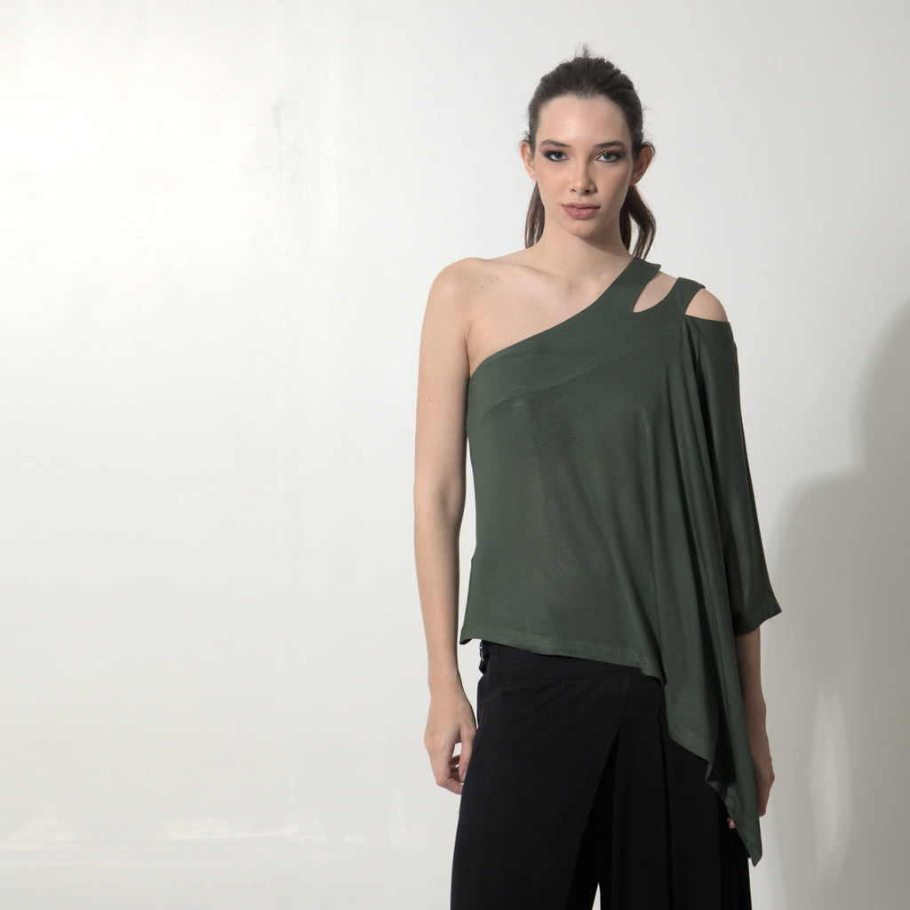 Margot - Blusa assimétrica em malha na cor verde alcaparra