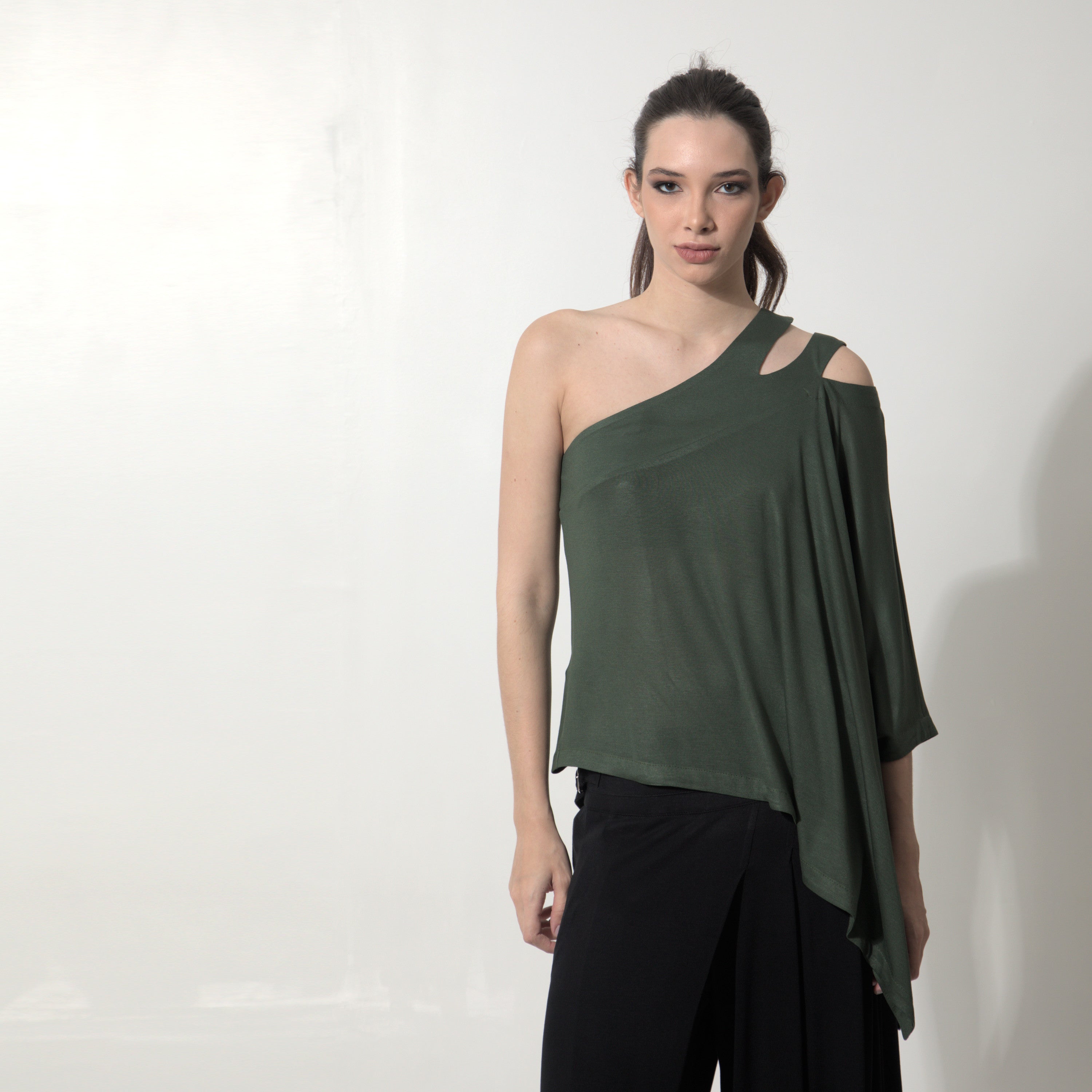 Margot - Blusa assimétrica em malha na cor verde alcaparra