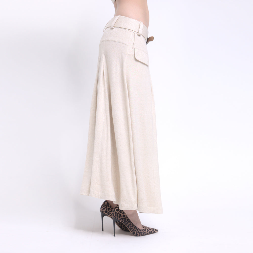 Phoebe - Saia maxi de malha com pregas e cinto de couro na cor linho natural