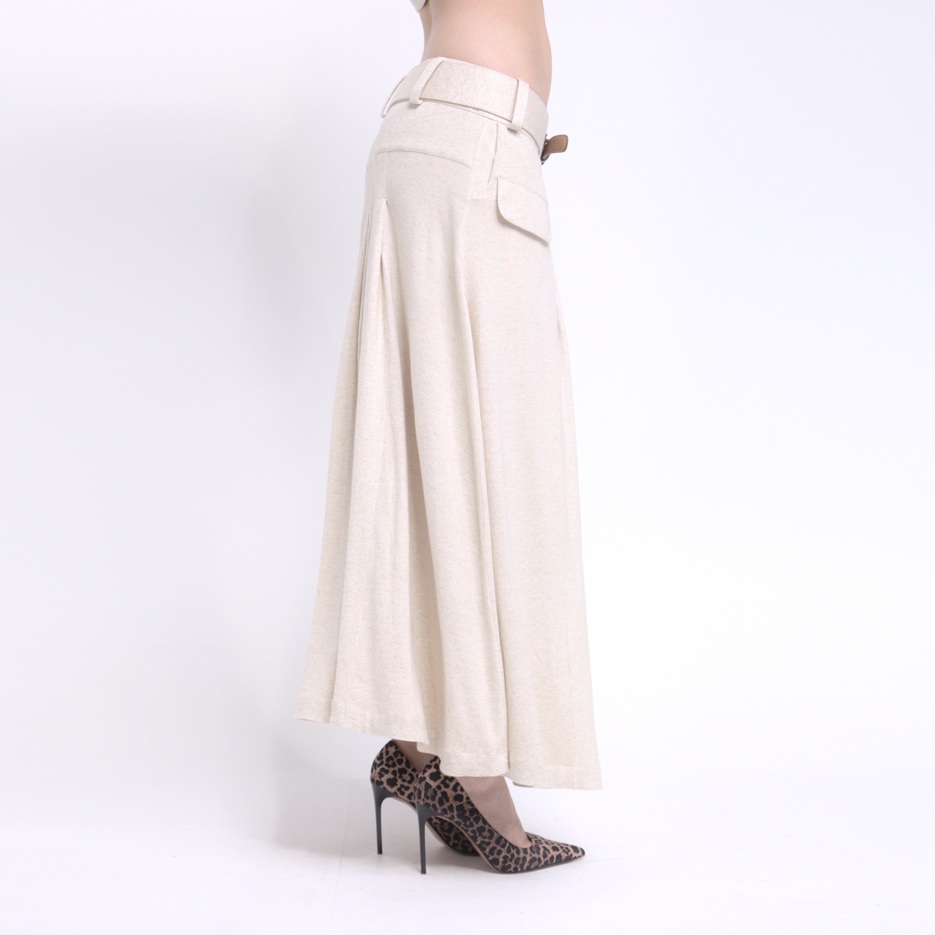 Phoebe - Saia maxi de malha com pregas e cinto de couro na cor linho natural