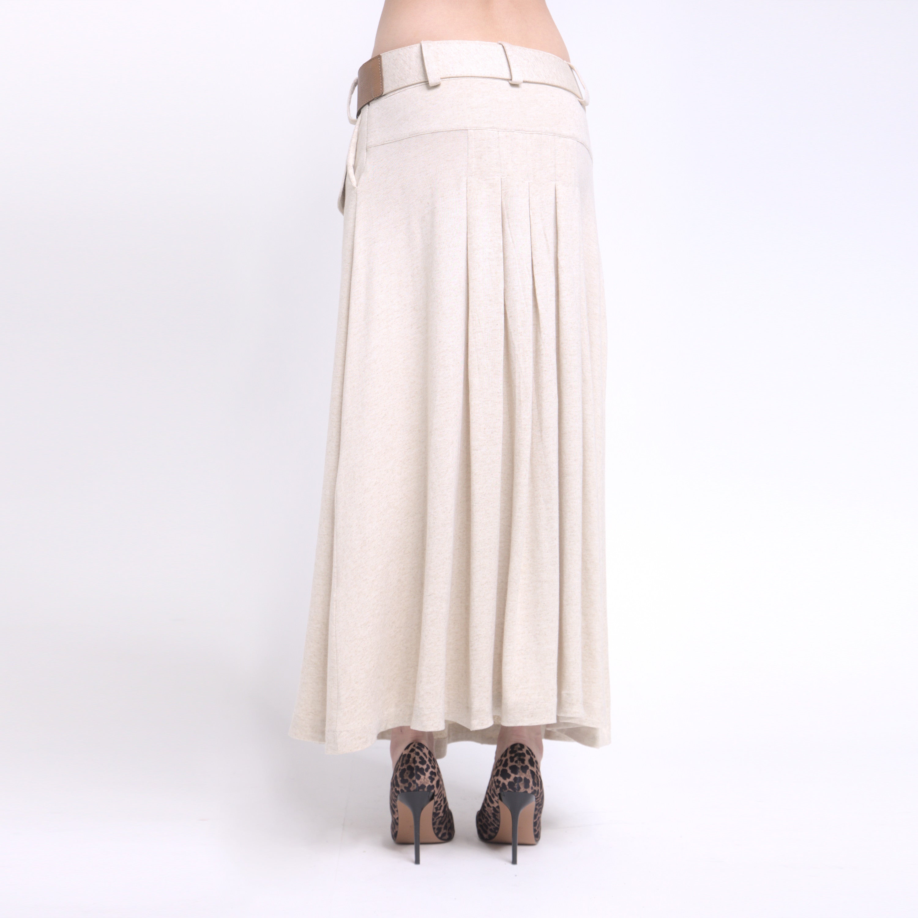 Phoebe - Saia maxi de malha com pregas e cinto de couro na cor linho natural