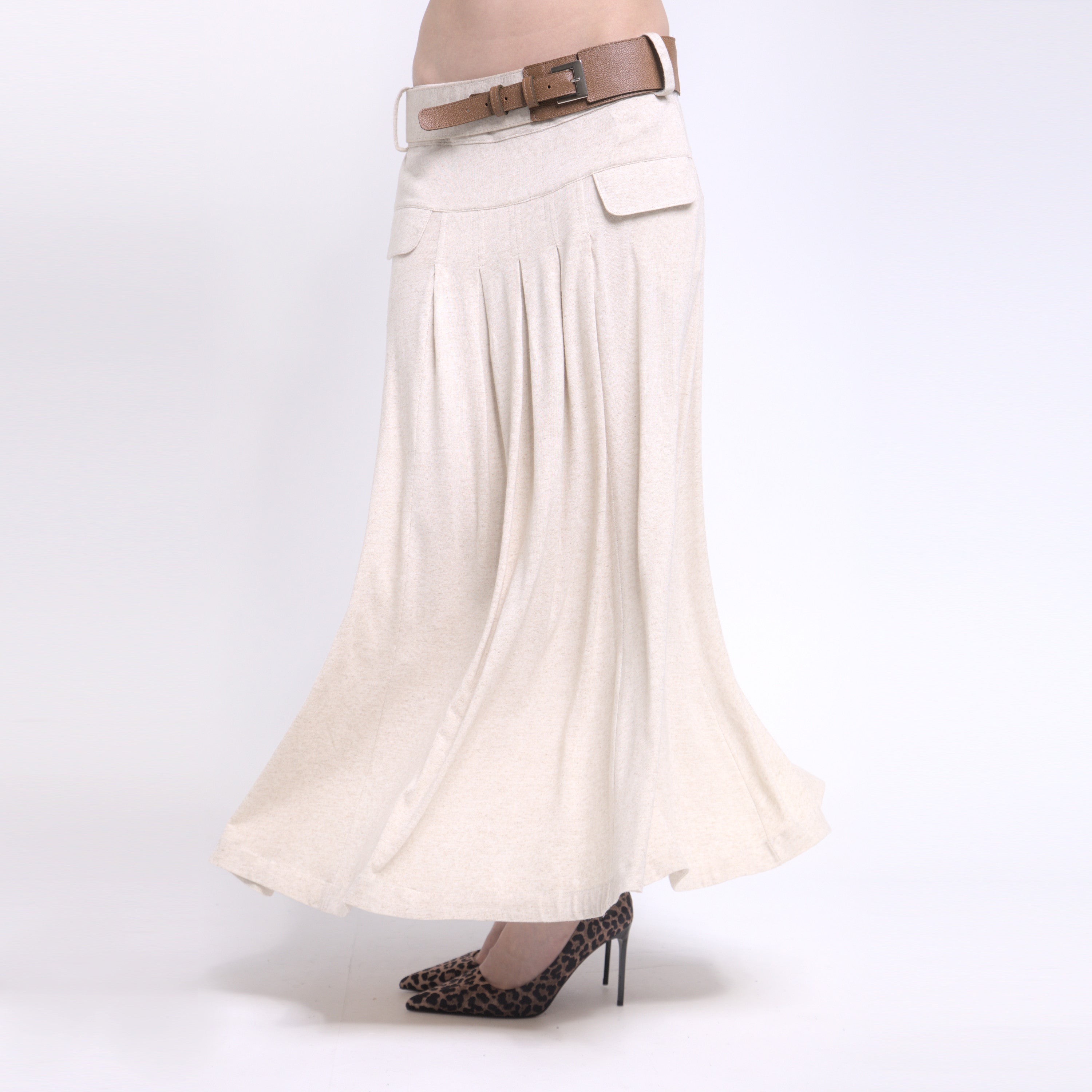 Phoebe - Saia maxi de malha com pregas e cinto de couro na cor linho natural
