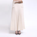Phoebe - Saia maxi de malha com pregas e cinto de couro na cor linho natural
