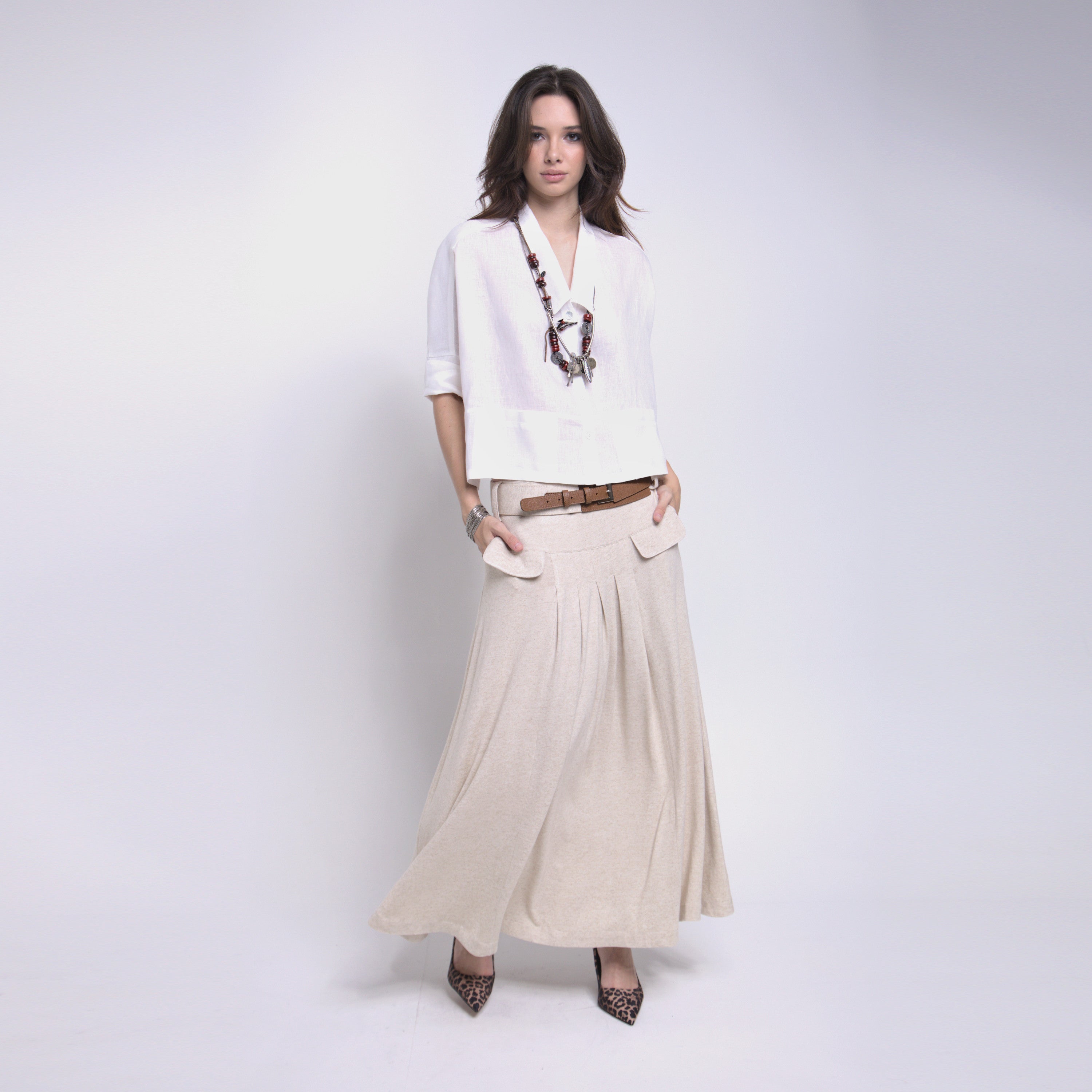 Phoebe - Saia maxi de malha com pregas e cinto de couro na cor linho natural