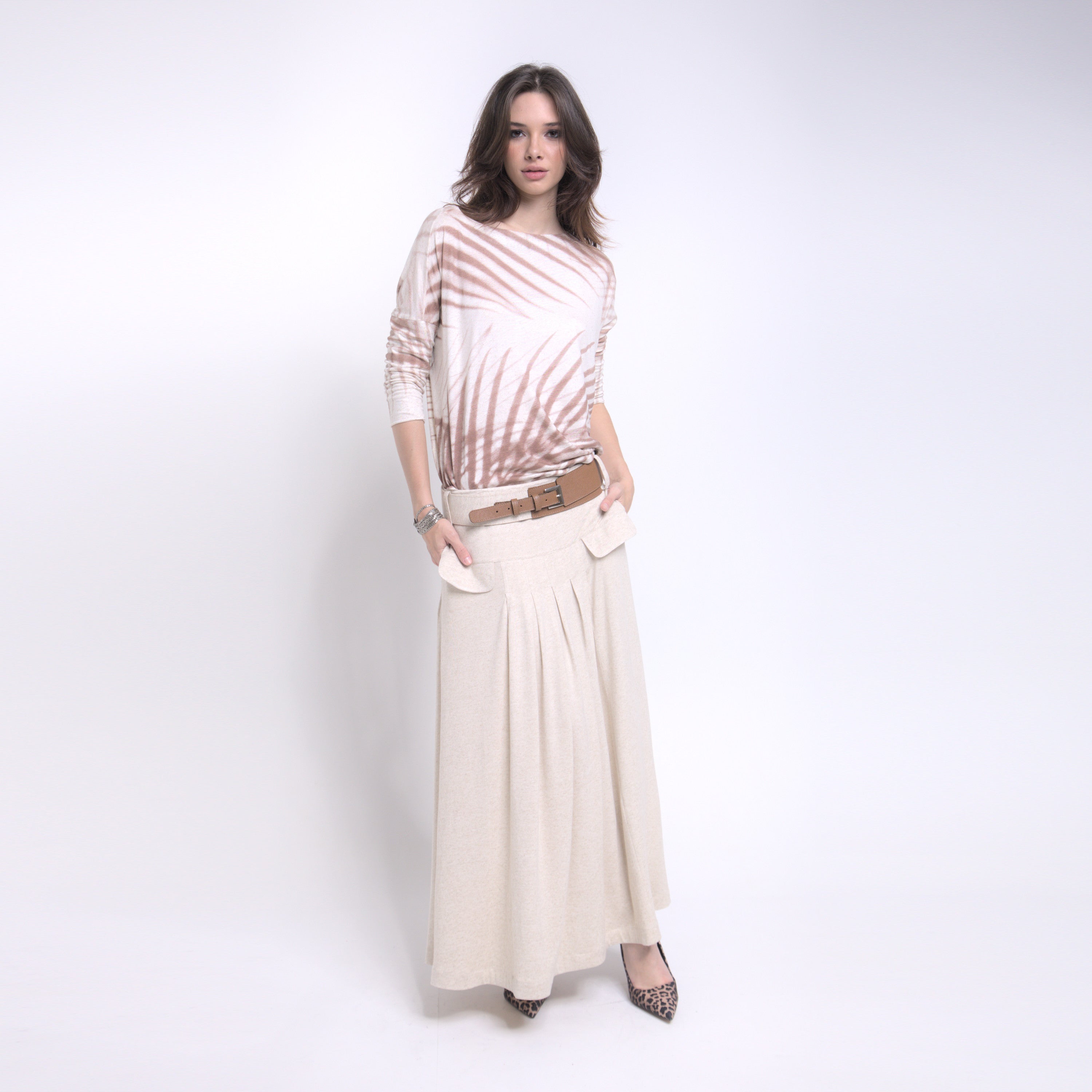 Phoebe - Saia maxi de malha com pregas e cinto de couro na cor linho natural