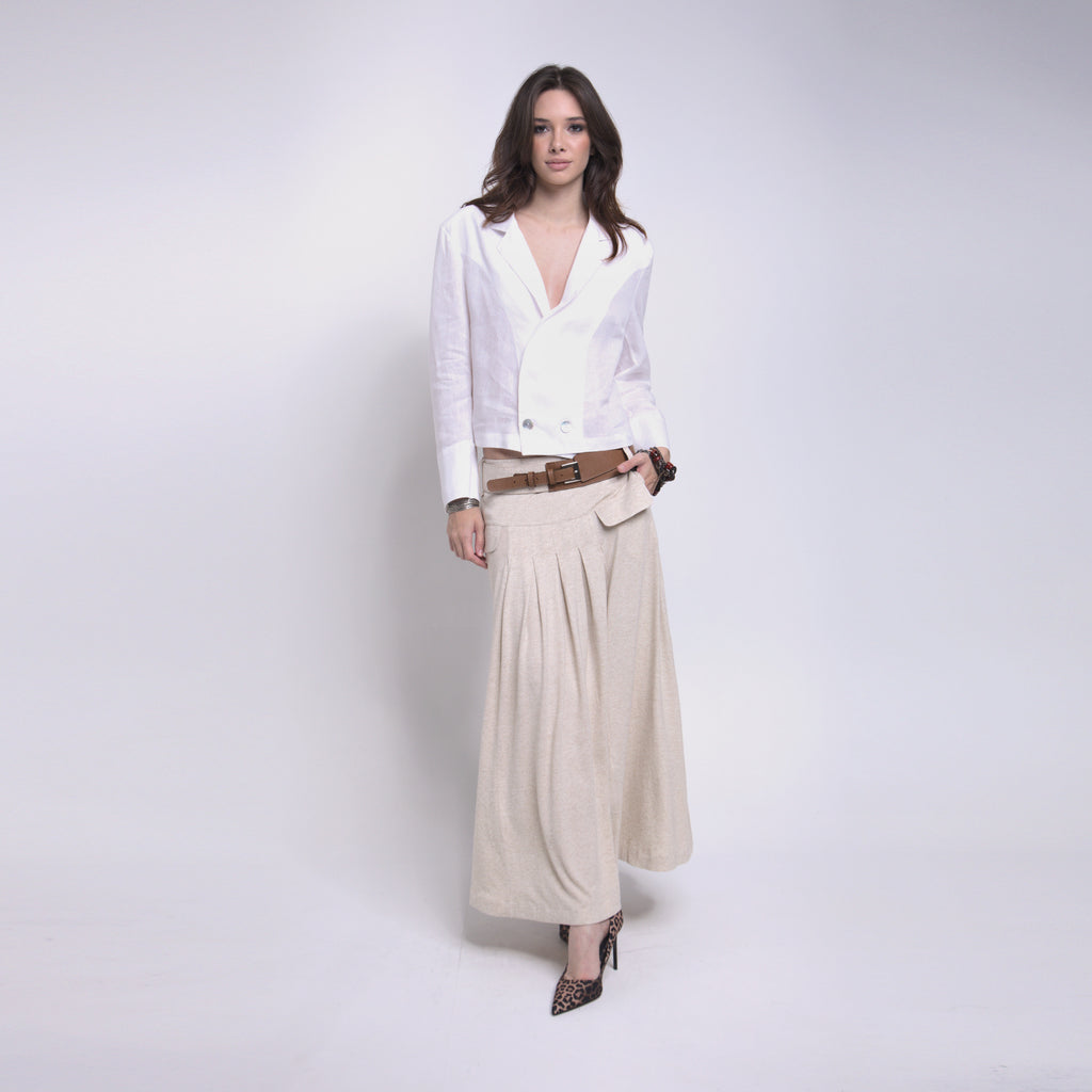 Phoebe - Saia maxi de malha com pregas e cinto de couro na cor linho natural