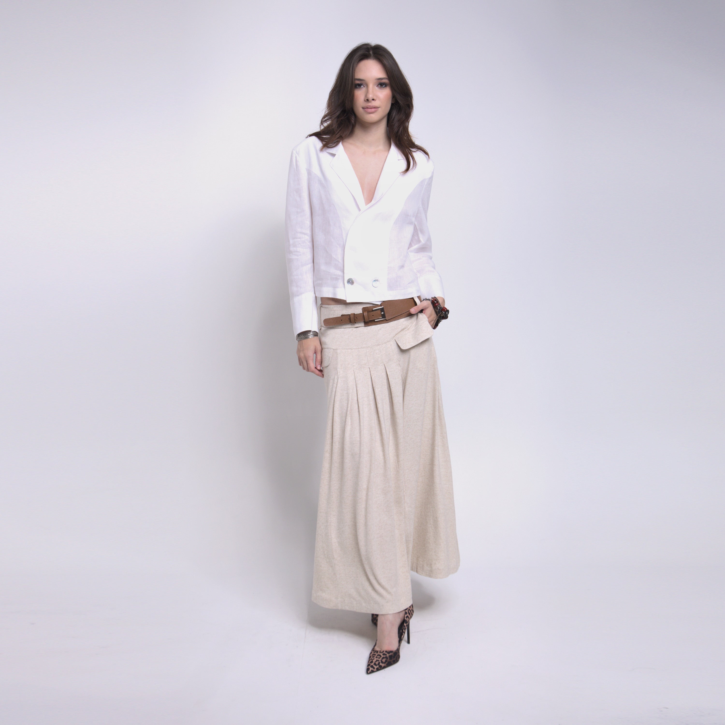 Phoebe - Saia maxi de malha com pregas e cinto de couro na cor linho natural