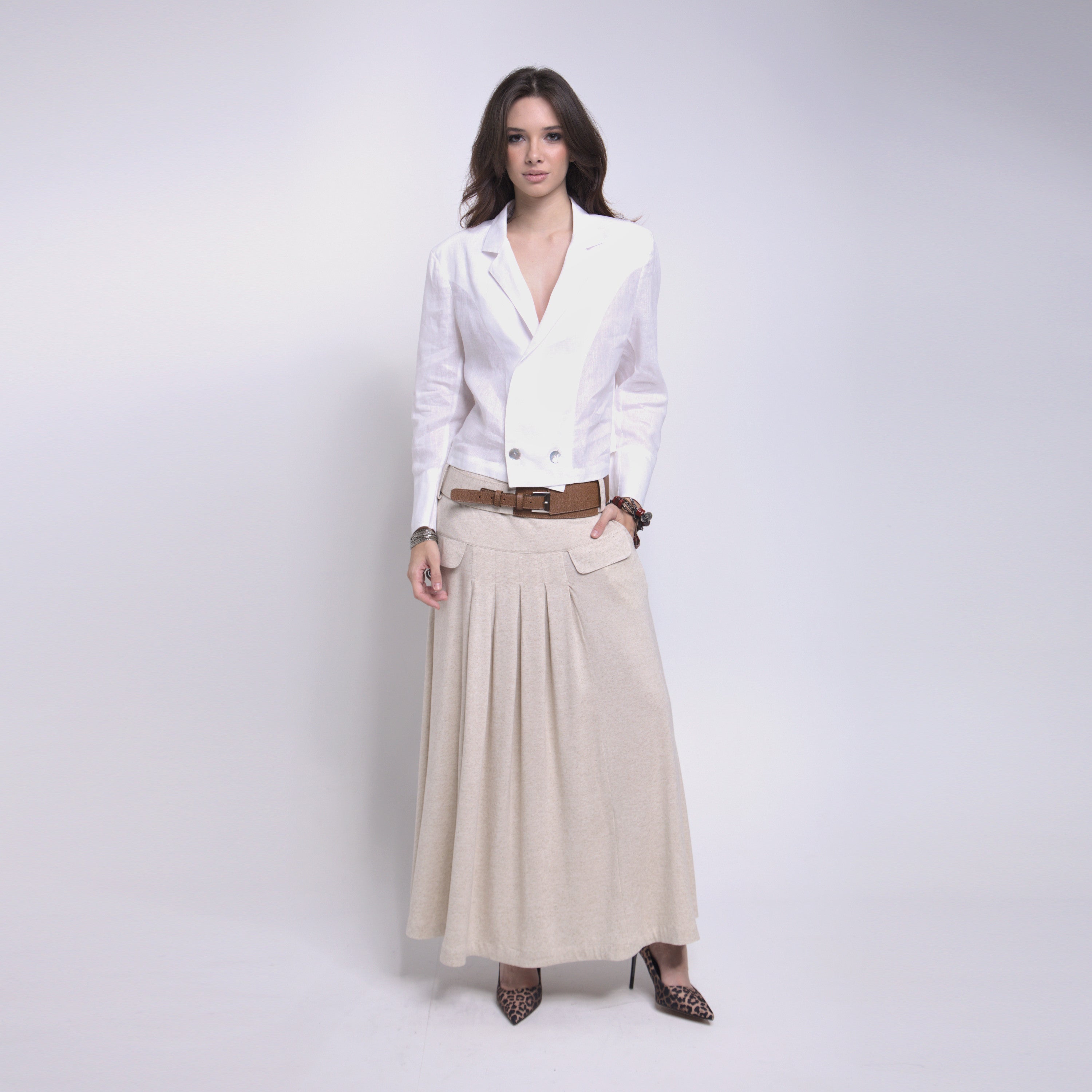Phoebe - Saia maxi de malha com pregas e cinto de couro na cor linho natural