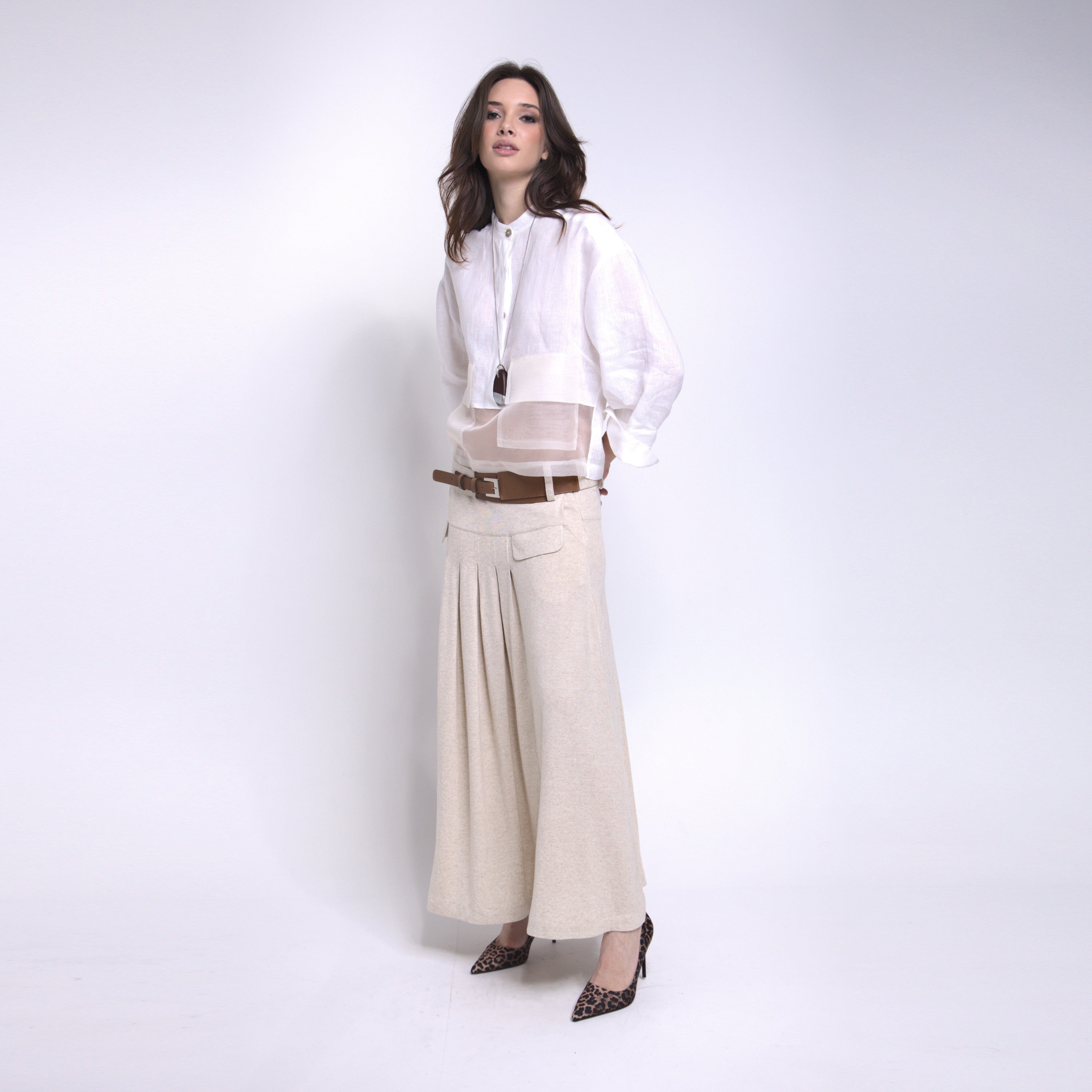 Phoebe - Saia maxi de malha com pregas e cinto de couro na cor linho natural