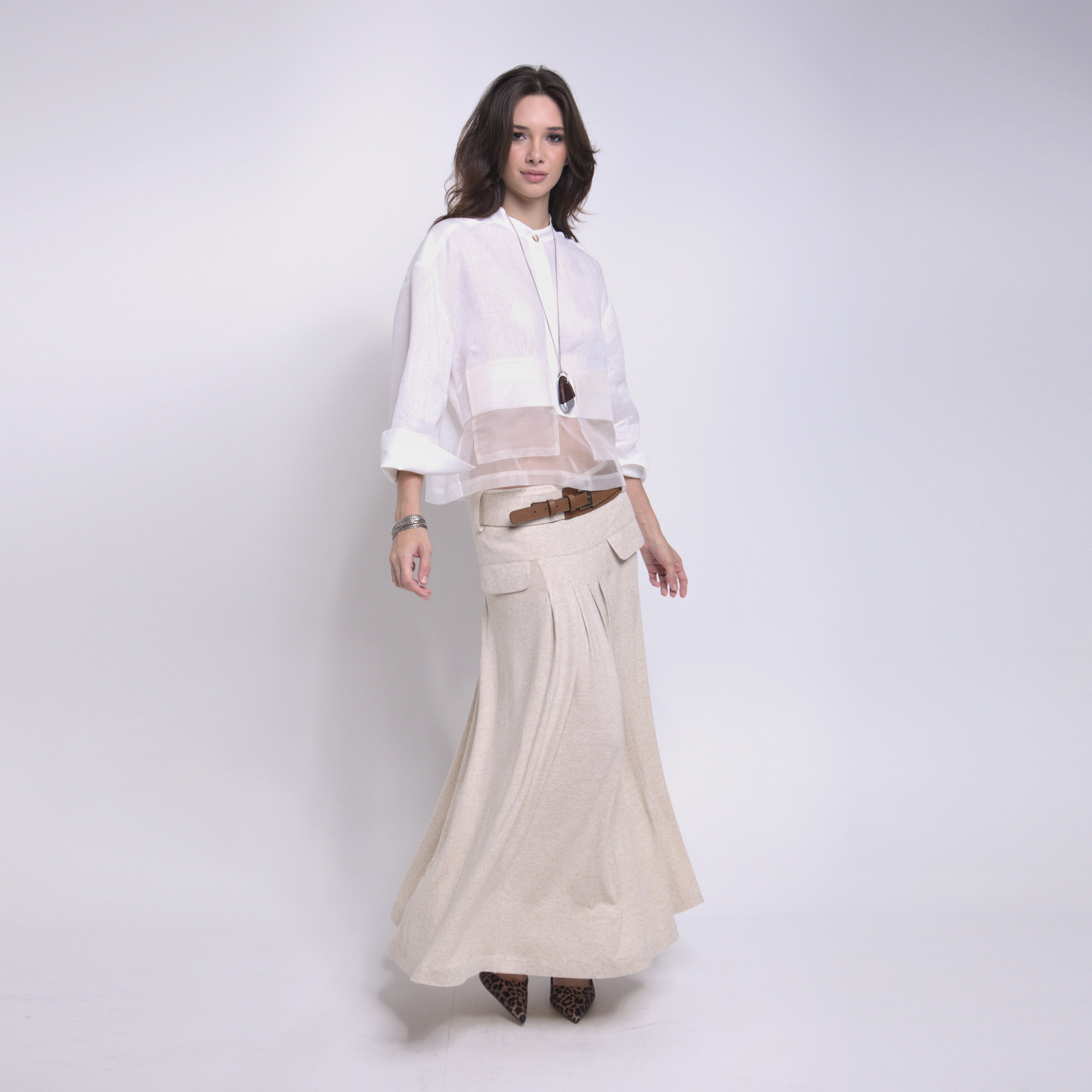 Phoebe - Saia maxi de malha com pregas e cinto de couro na cor linho natural