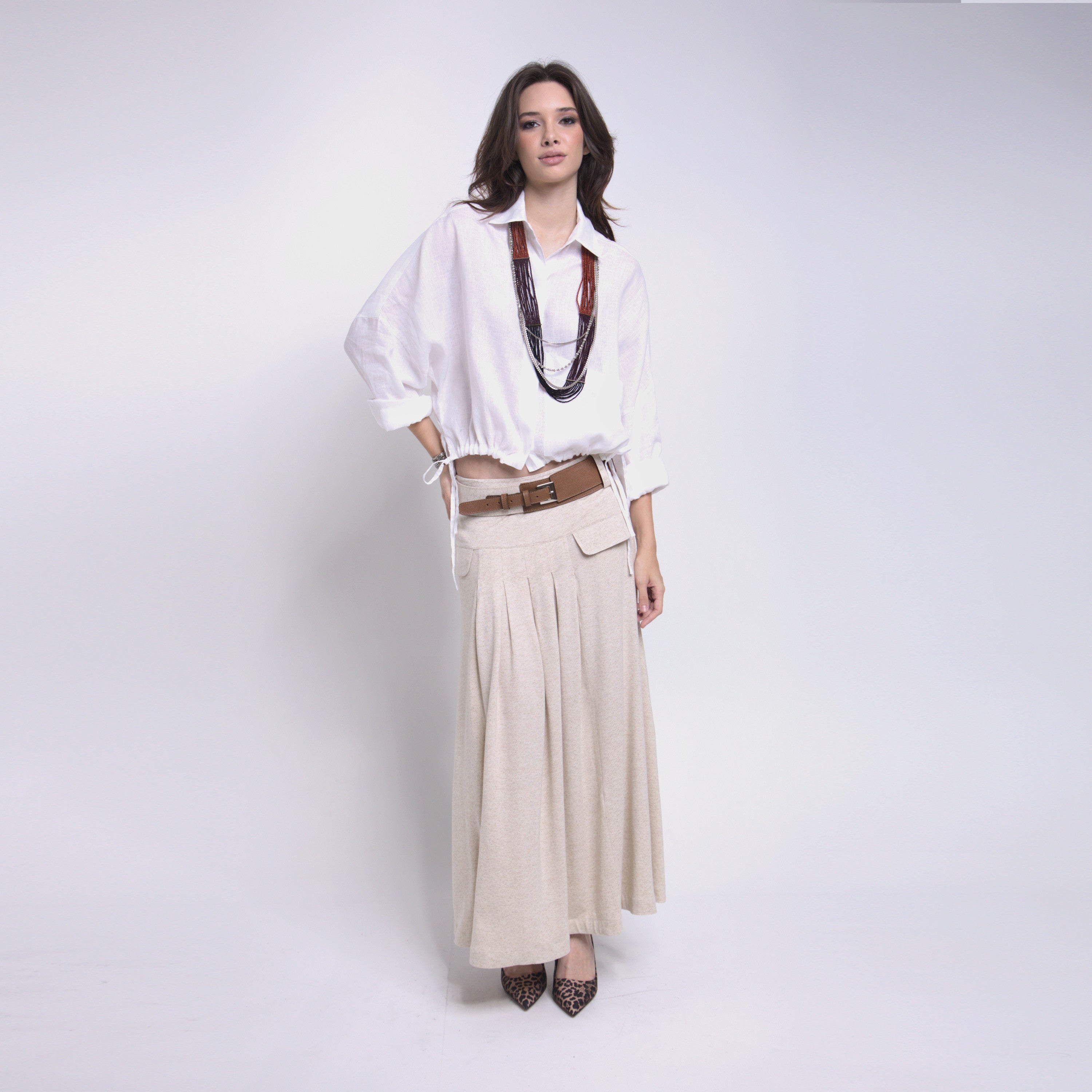 Phoebe - Saia maxi de malha com pregas e cinto de couro na cor linho natural