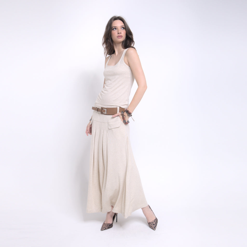 Phoebe - Saia maxi de malha com pregas e cinto de couro na cor linho natural