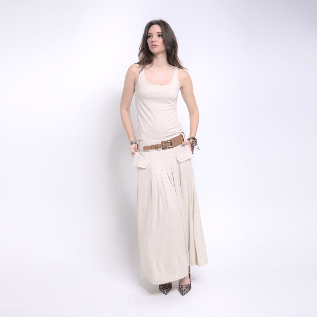 Phoebe - Saia maxi de malha com pregas e cinto de couro na cor linho natural
