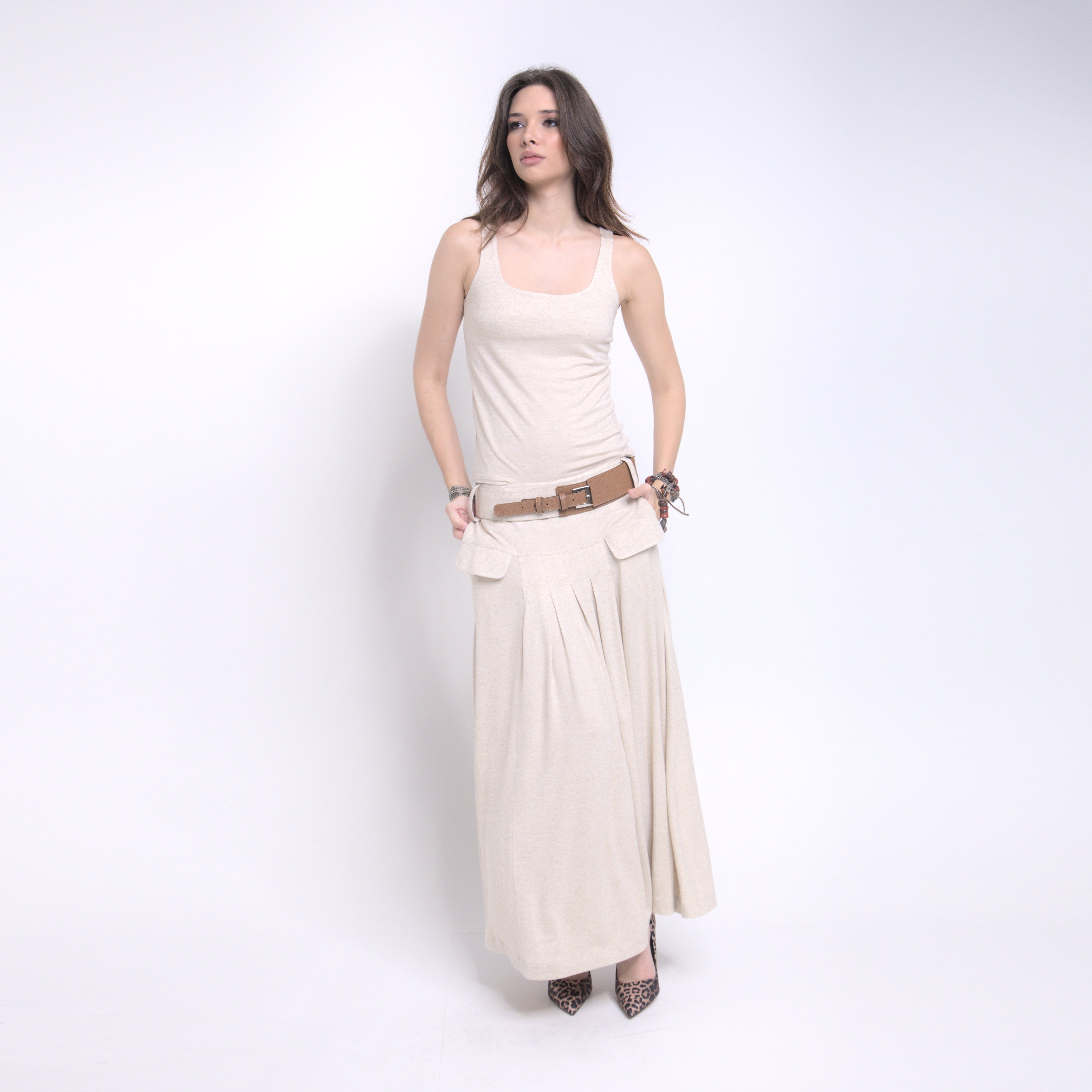 Phoebe - Saia maxi de malha com pregas e cinto de couro na cor linho natural