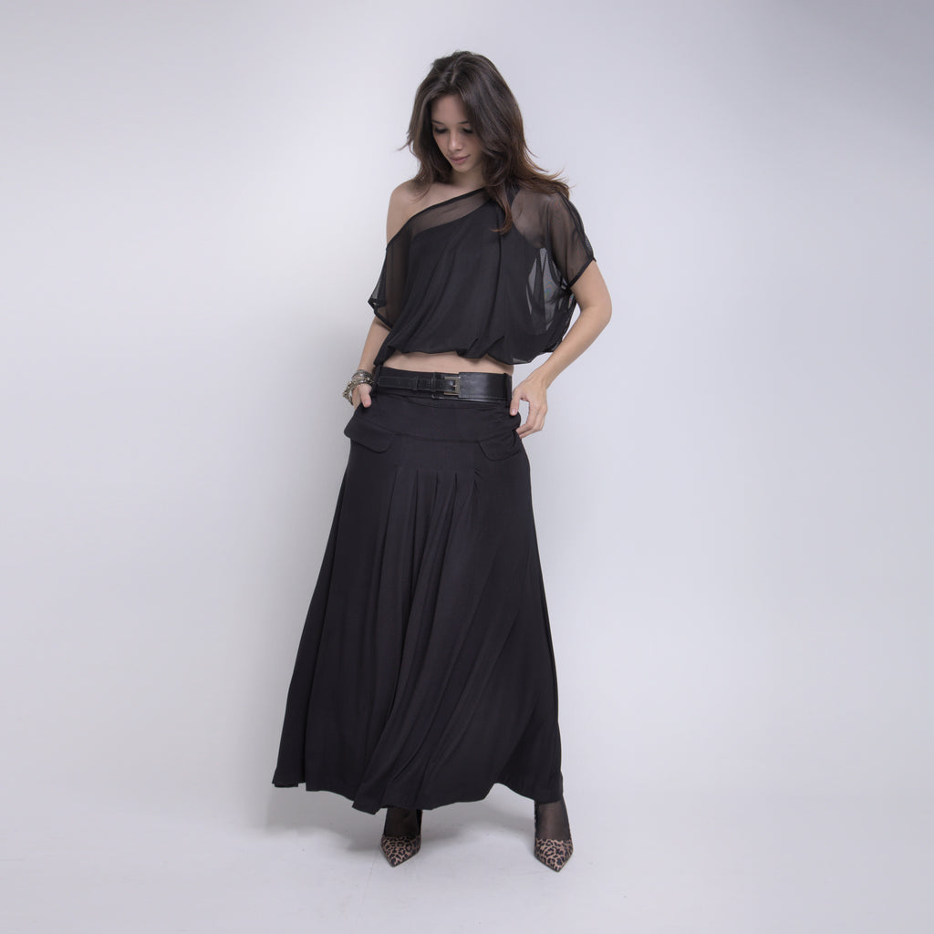 Phoebe - Saia maxi de malha com pregas e cinto de couro na cor preta