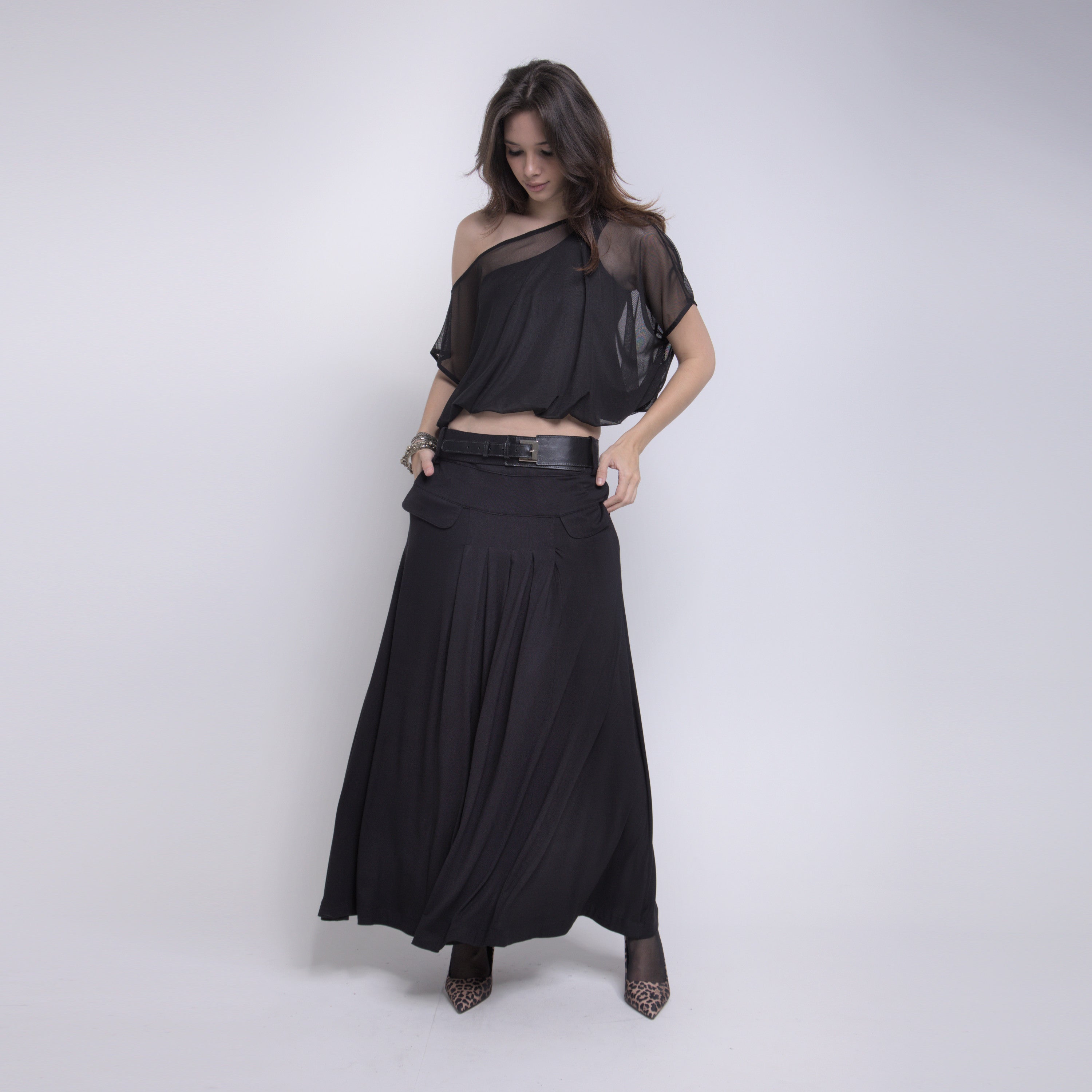 Phoebe - Saia maxi de malha com pregas e cinto de couro na cor preta