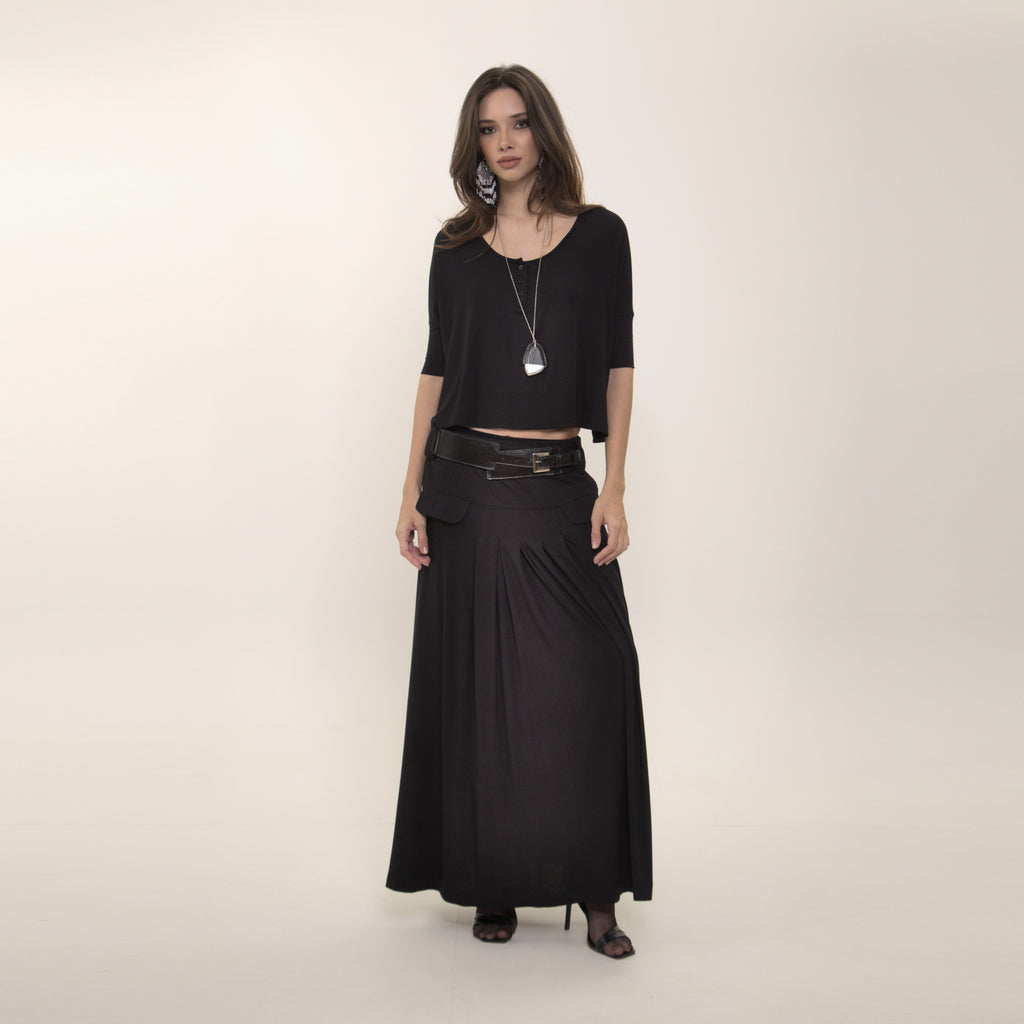 Phoebe - Saia maxi de malha com pregas e cinto de couro na cor preta