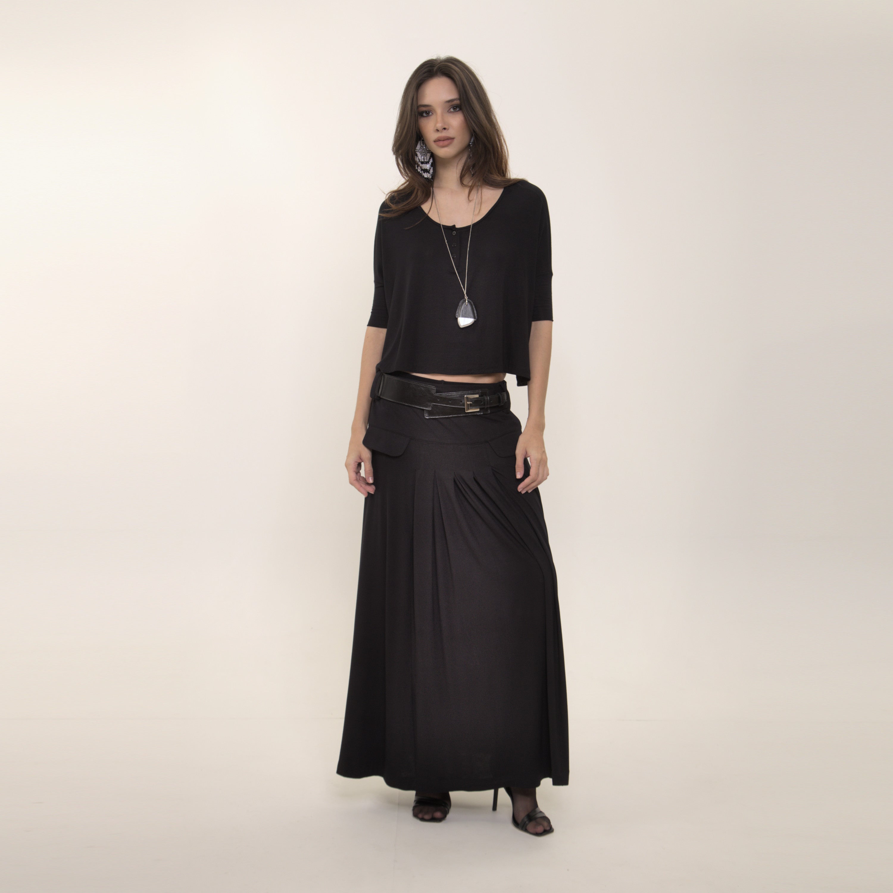 Phoebe - Saia maxi de malha com pregas e cinto de couro na cor preta