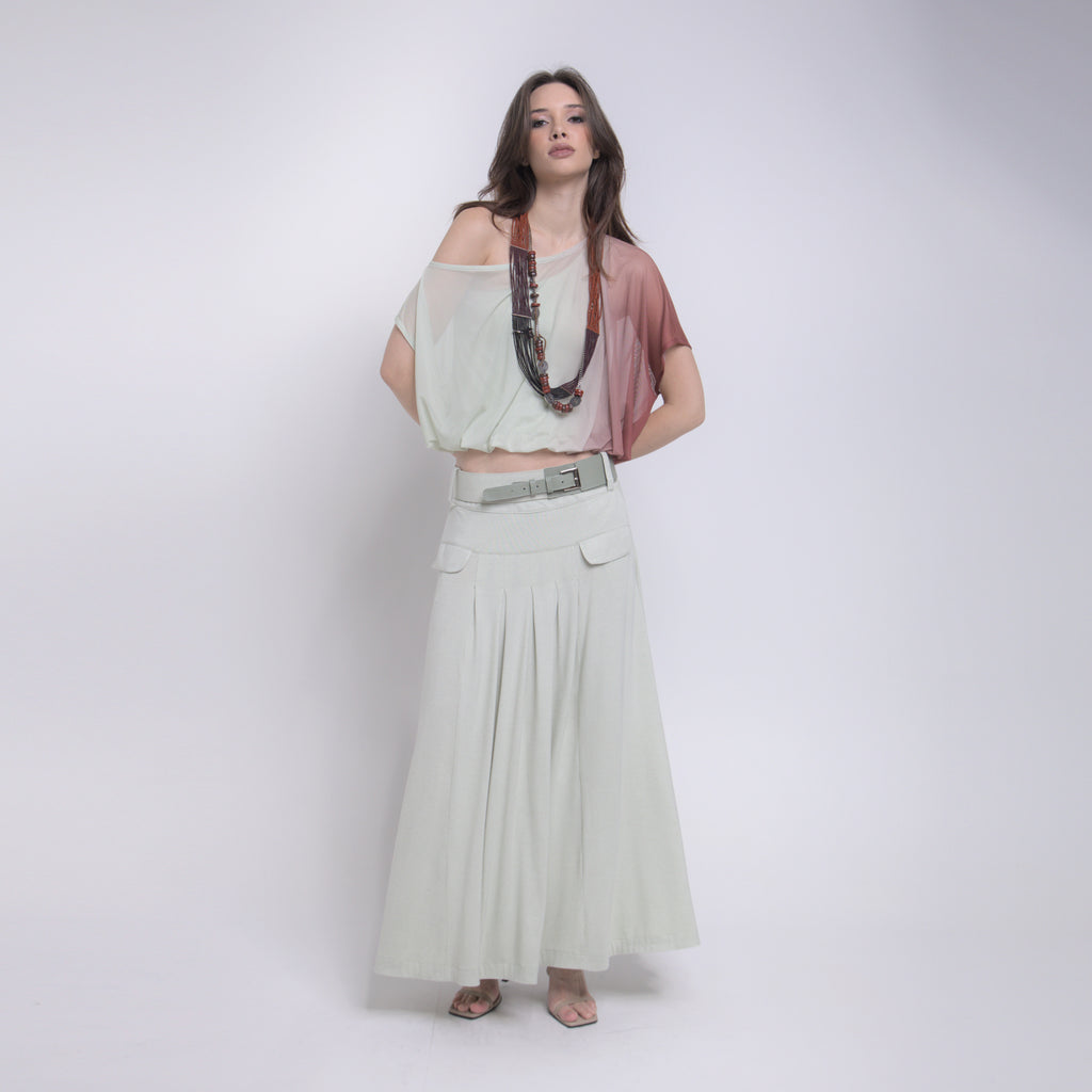 Phoebe - Saia maxi de malha com pregas e cinto de couro na cor verde sálvia