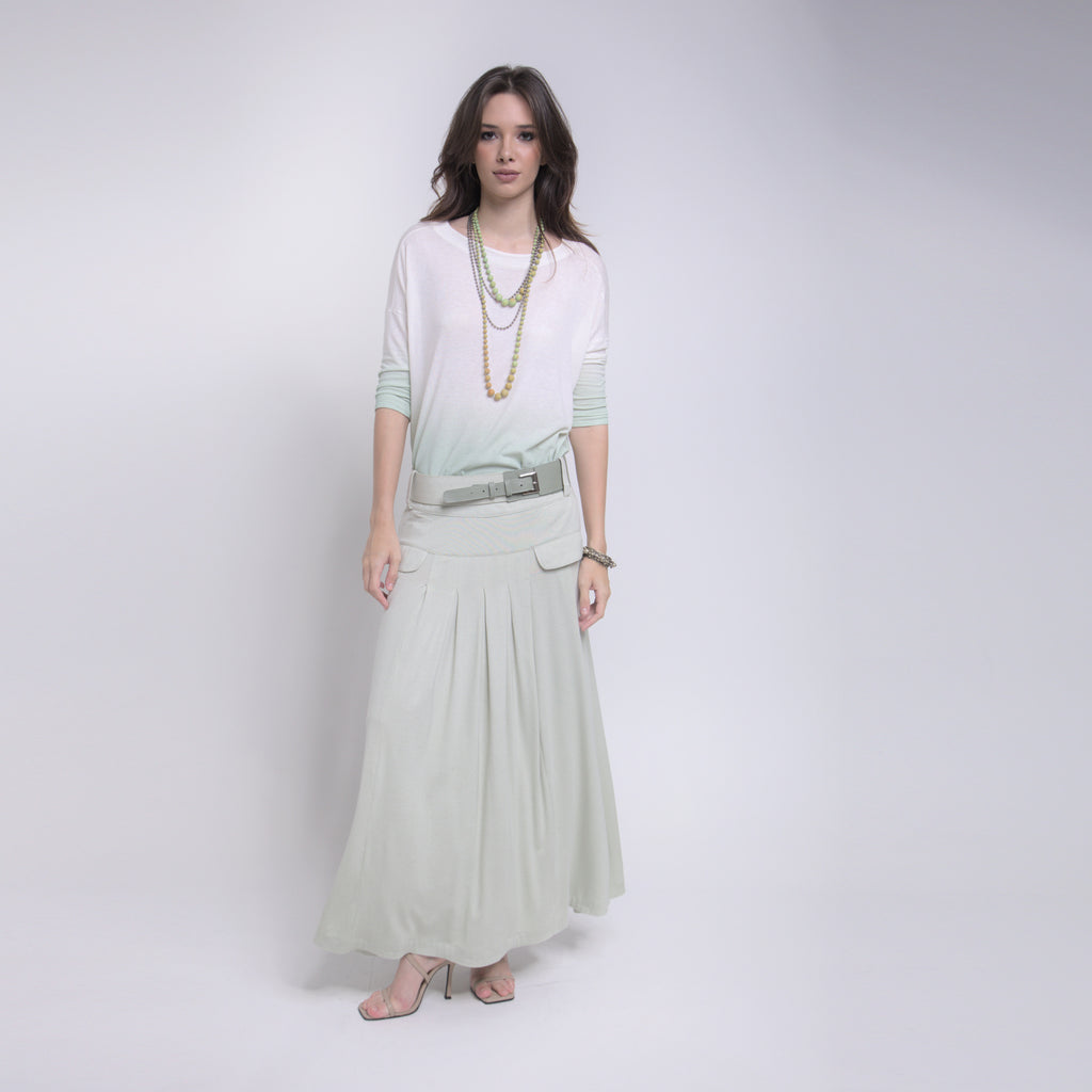 Phoebe - Saia maxi de malha com pregas e cinto de couro na cor verde sálvia