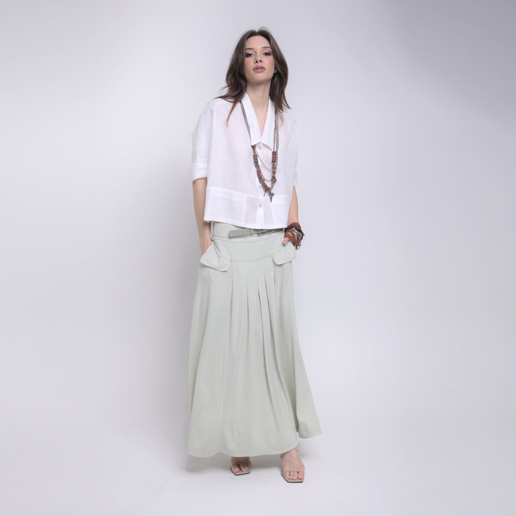 Phoebe - Saia maxi de malha com pregas e cinto de couro na cor verde sálvia