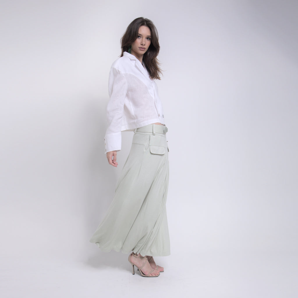 Phoebe - Saia maxi de malha com pregas e cinto de couro na cor verde sálvia